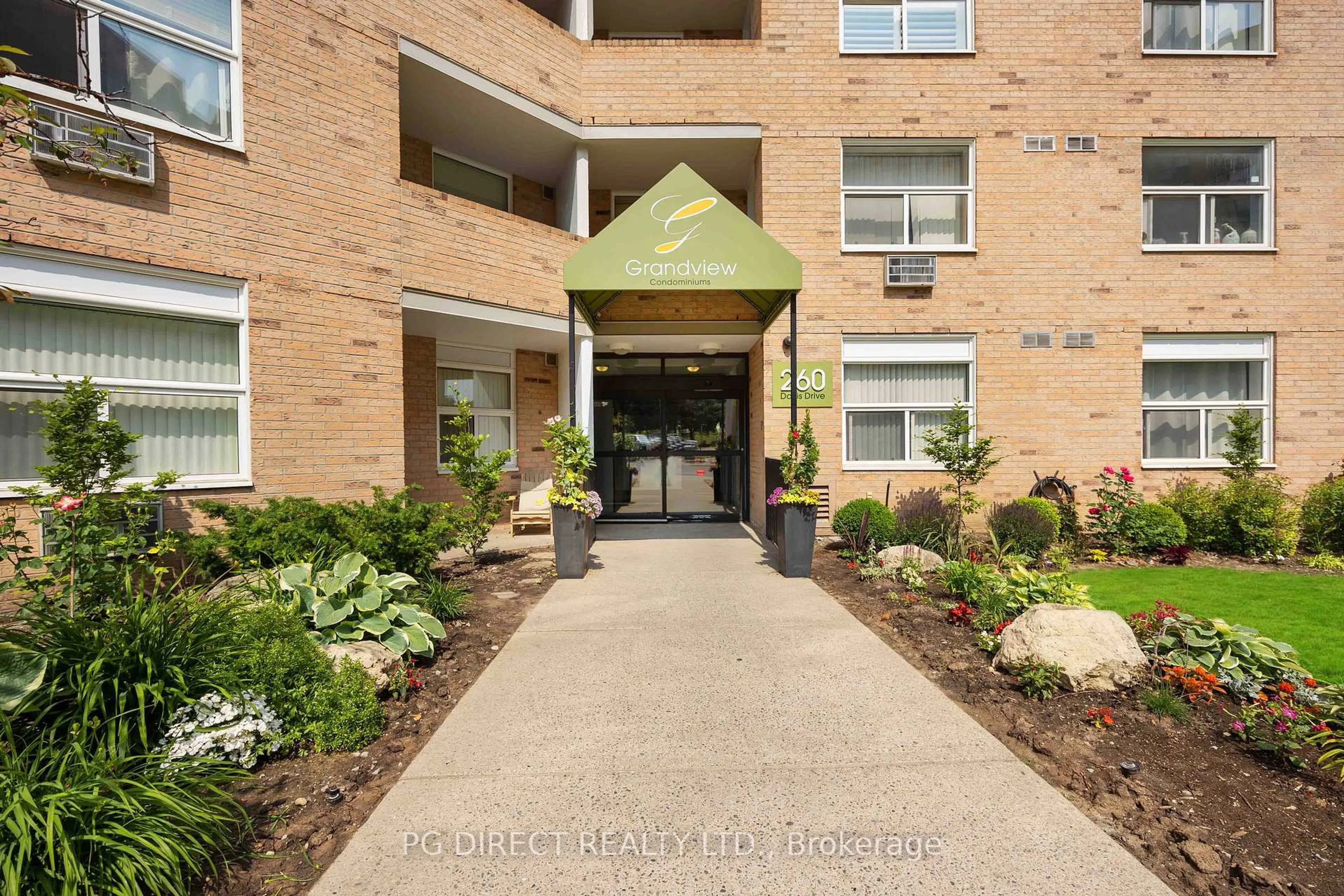 Indoor foyer for 260 Davis Dr #407, Newmarket Ontario L3Y 7C3