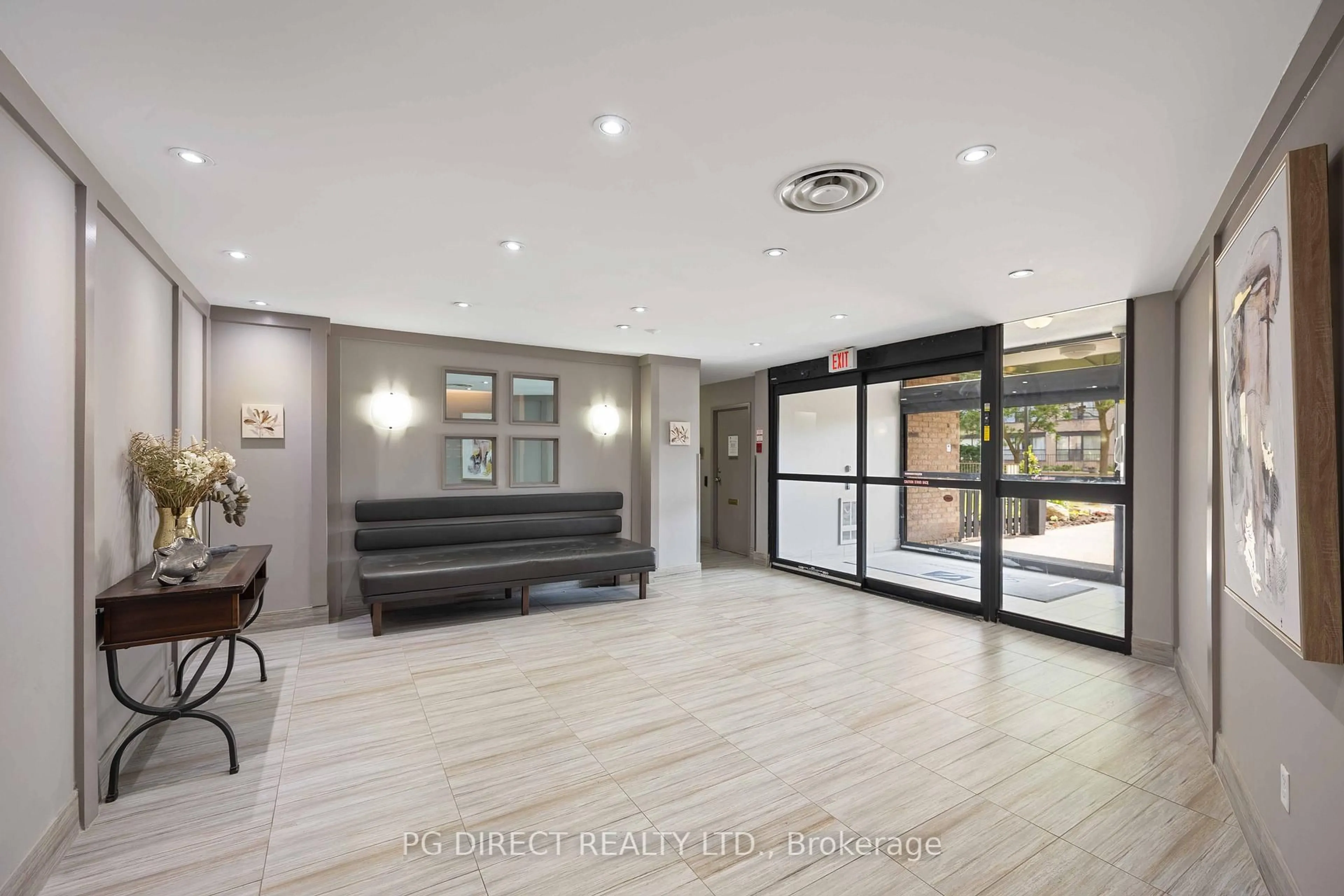 Indoor foyer for 260 Davis Dr #407, Newmarket Ontario L3Y 7C3