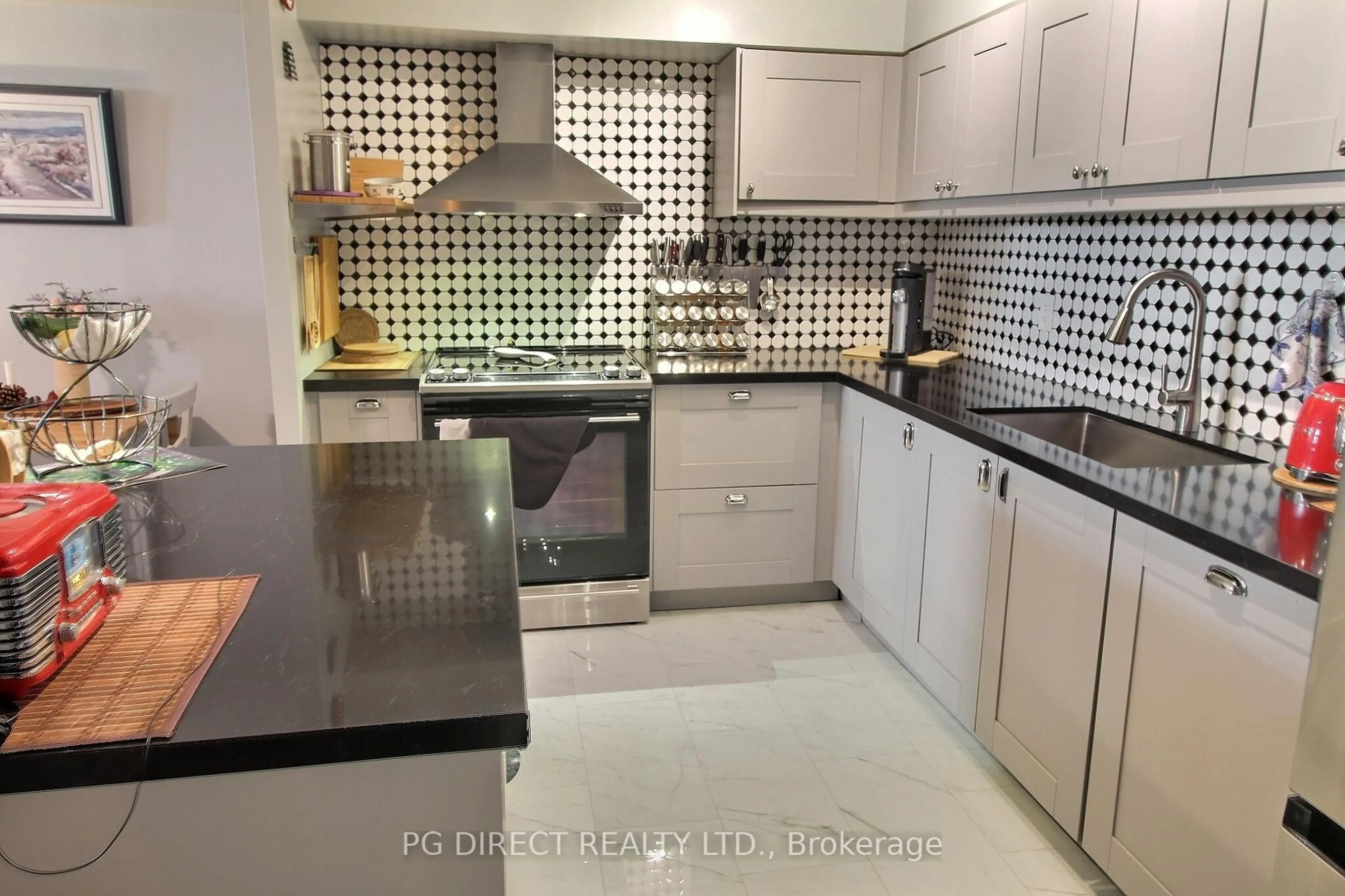 Standard kitchen, ceramic/tile floor for 260 Davis Dr #407, Newmarket Ontario L3Y 7C3