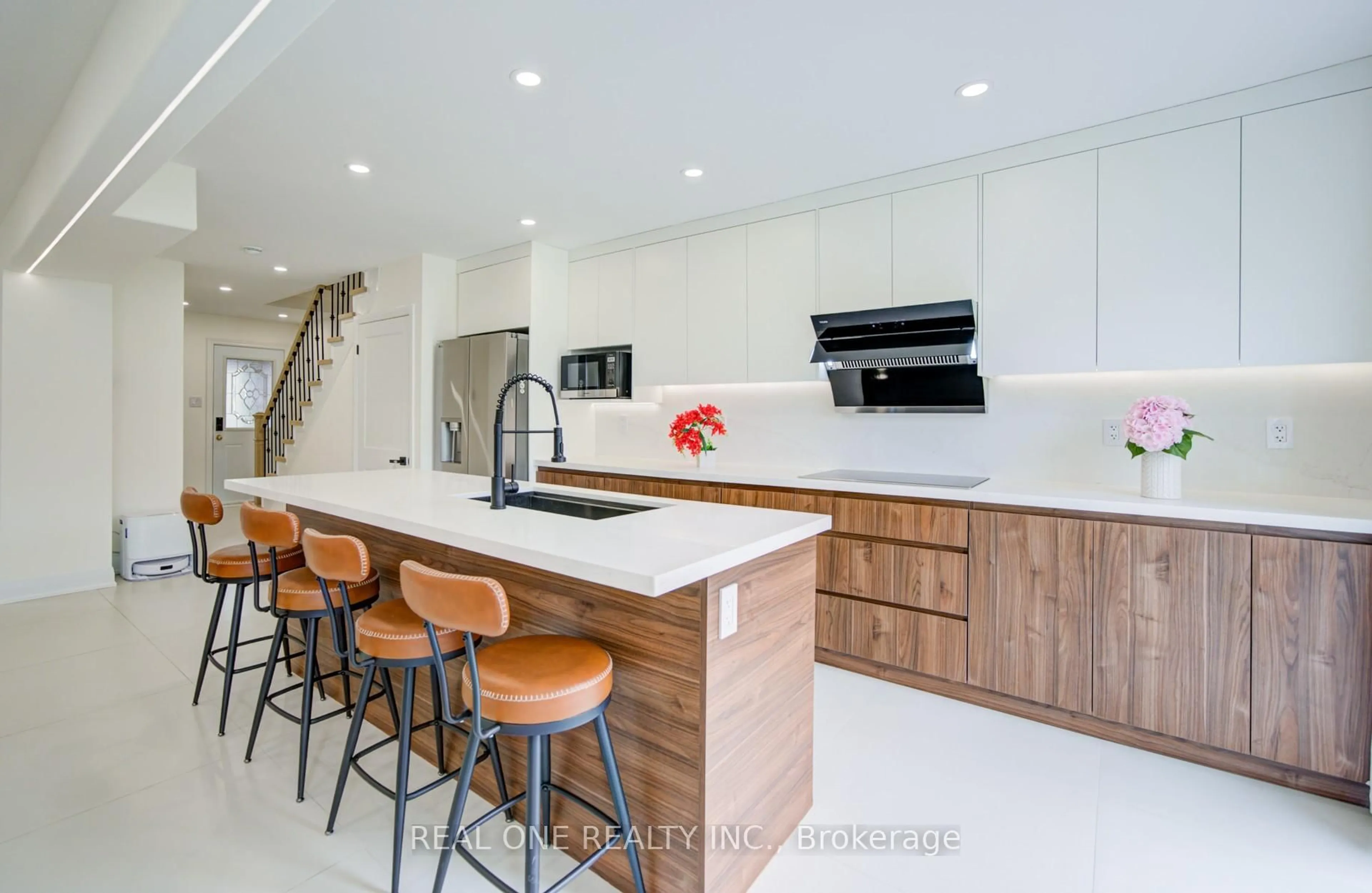 Contemporary kitchen, unknown for 100 Kenley Cres, Markham Ontario L3R 6X6