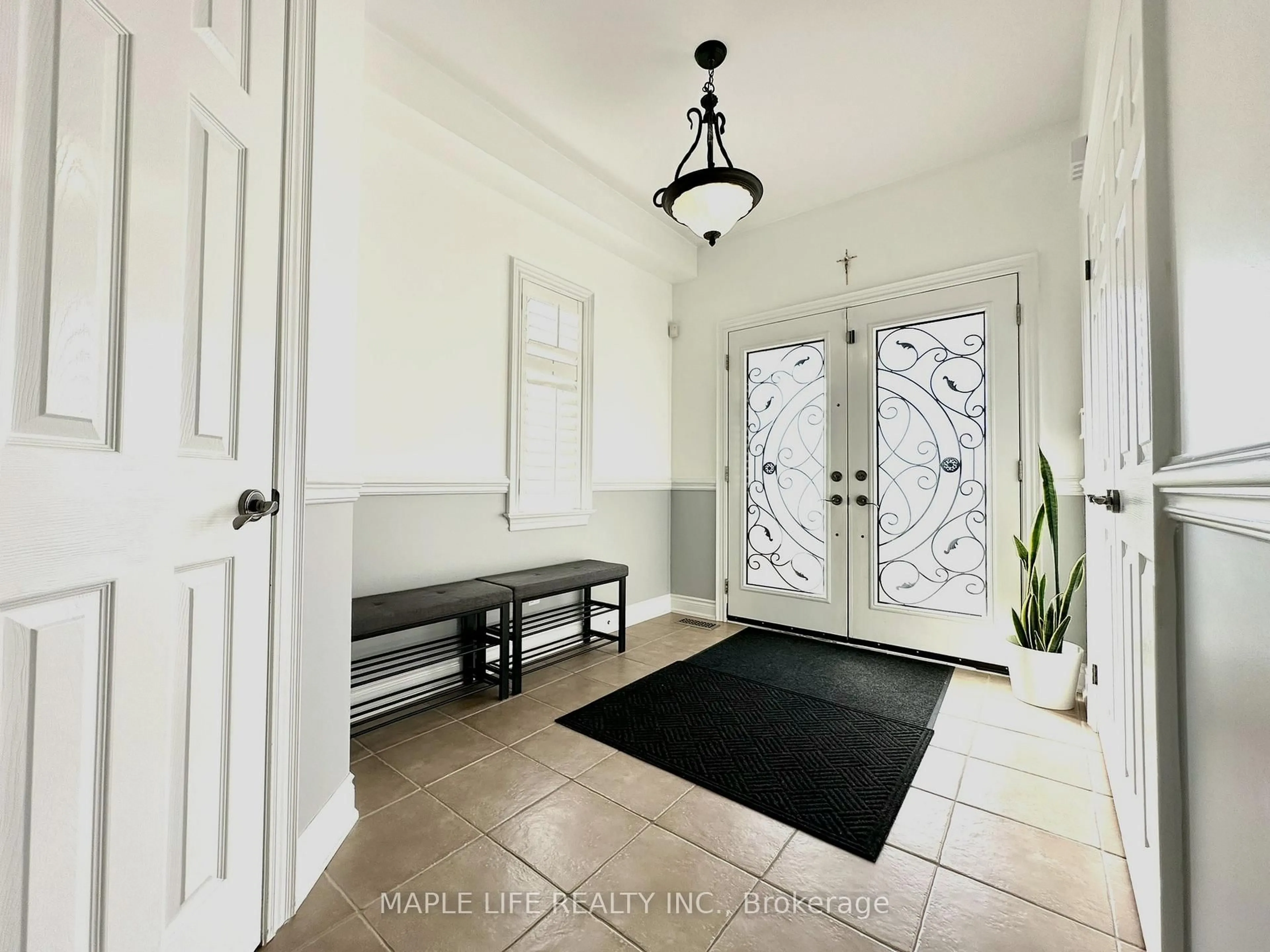 Indoor entryway for 194 Twin Hills Cres, Vaughan Ontario L4H 0H2
