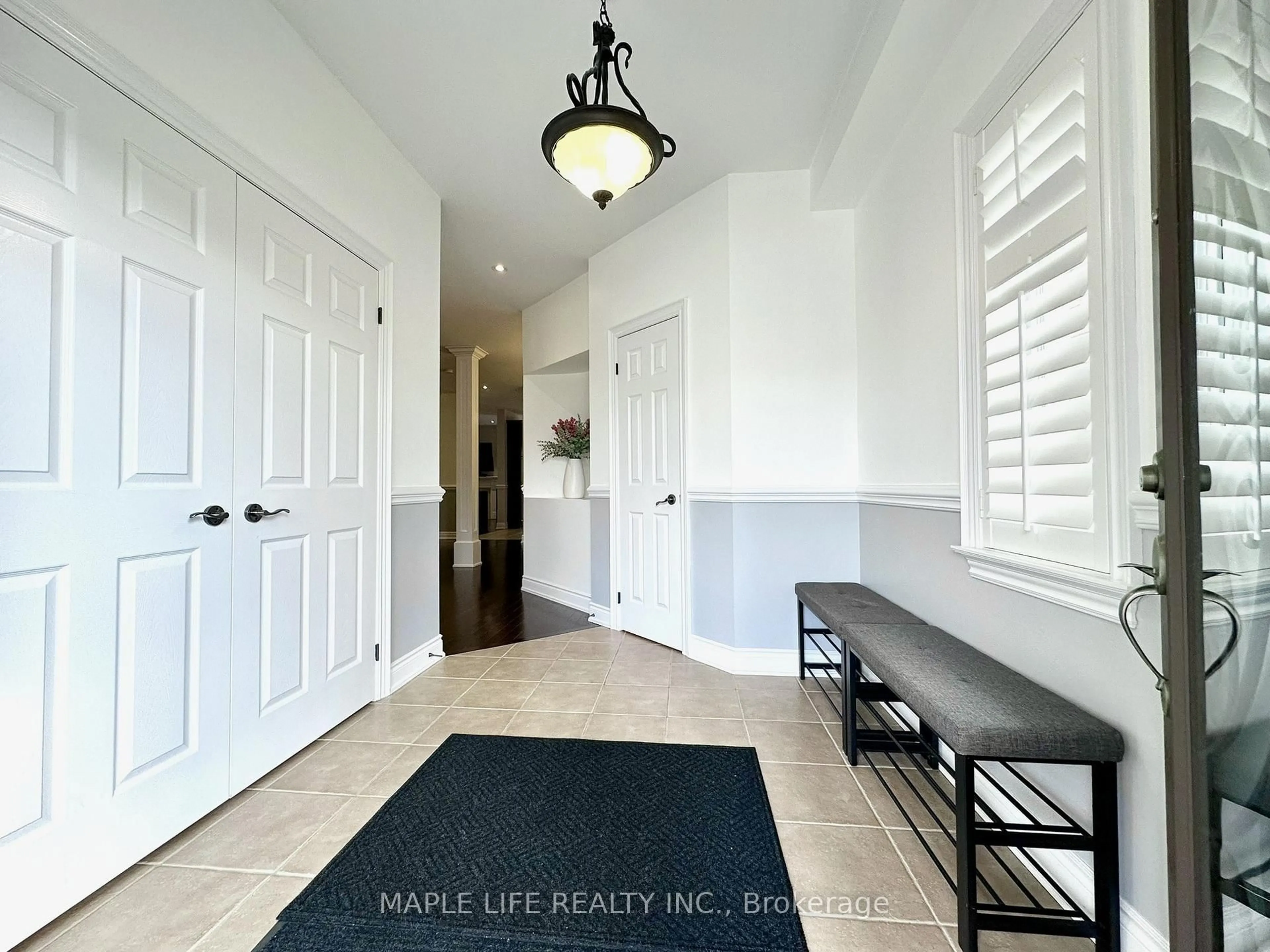 Indoor entryway for 194 Twin Hills Cres, Vaughan Ontario L4H 0H2