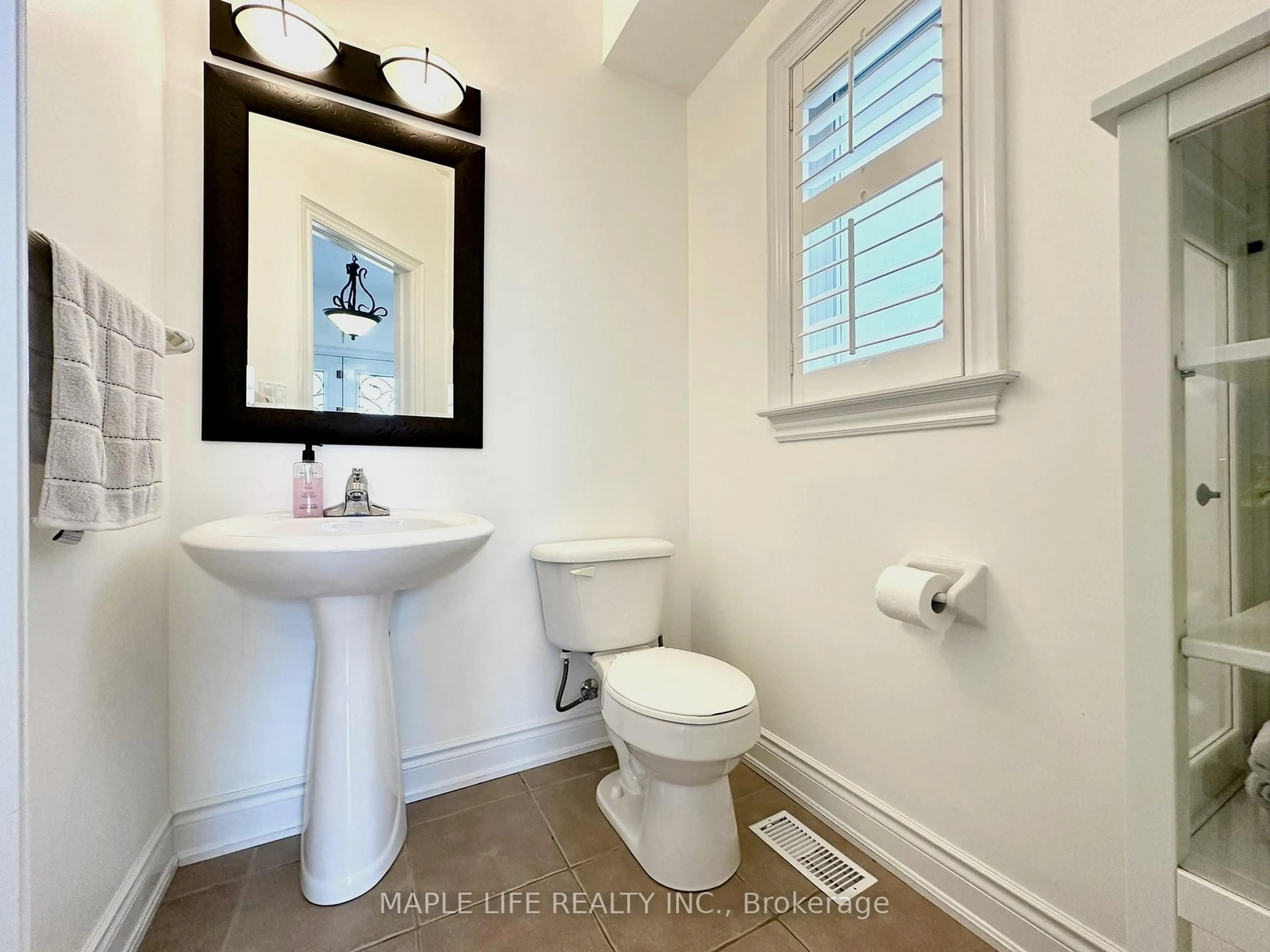 Standard bathroom, ceramic/tile floor for 194 Twin Hills Cres, Vaughan Ontario L4H 0H2