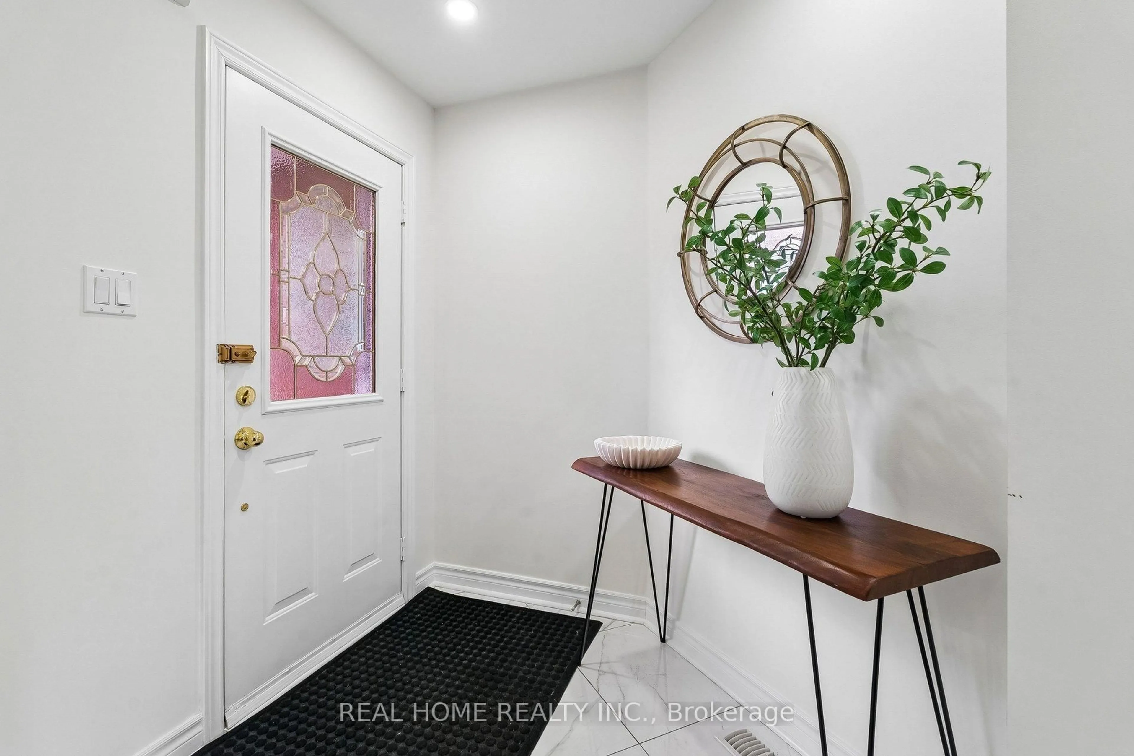 Indoor entryway for 31 Prince Dr, Bradford West Gwillimbury Ontario L3Z 3B7