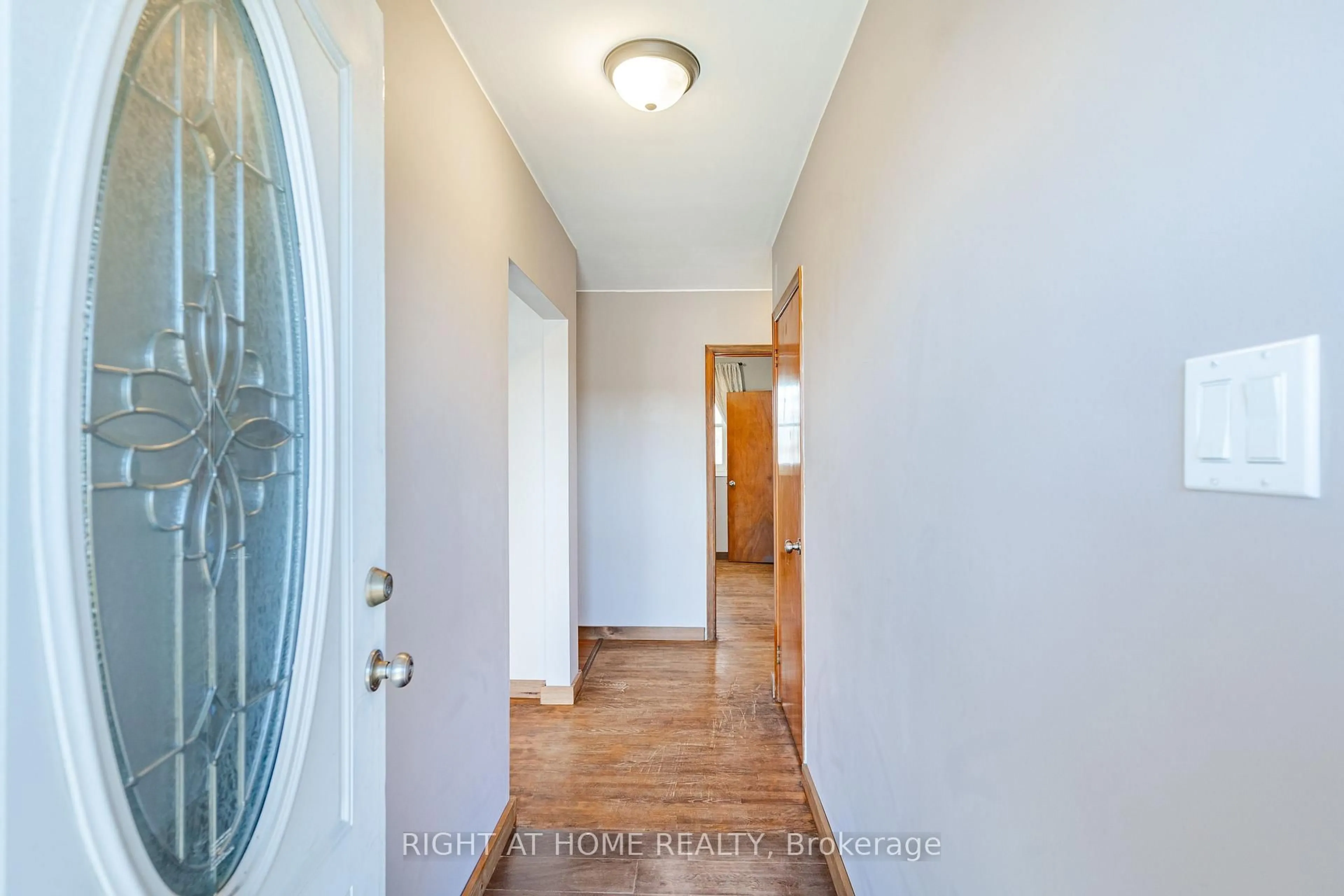 Indoor entryway for 18200 Leslie St, East Gwillimbury Ontario L9N 0M5