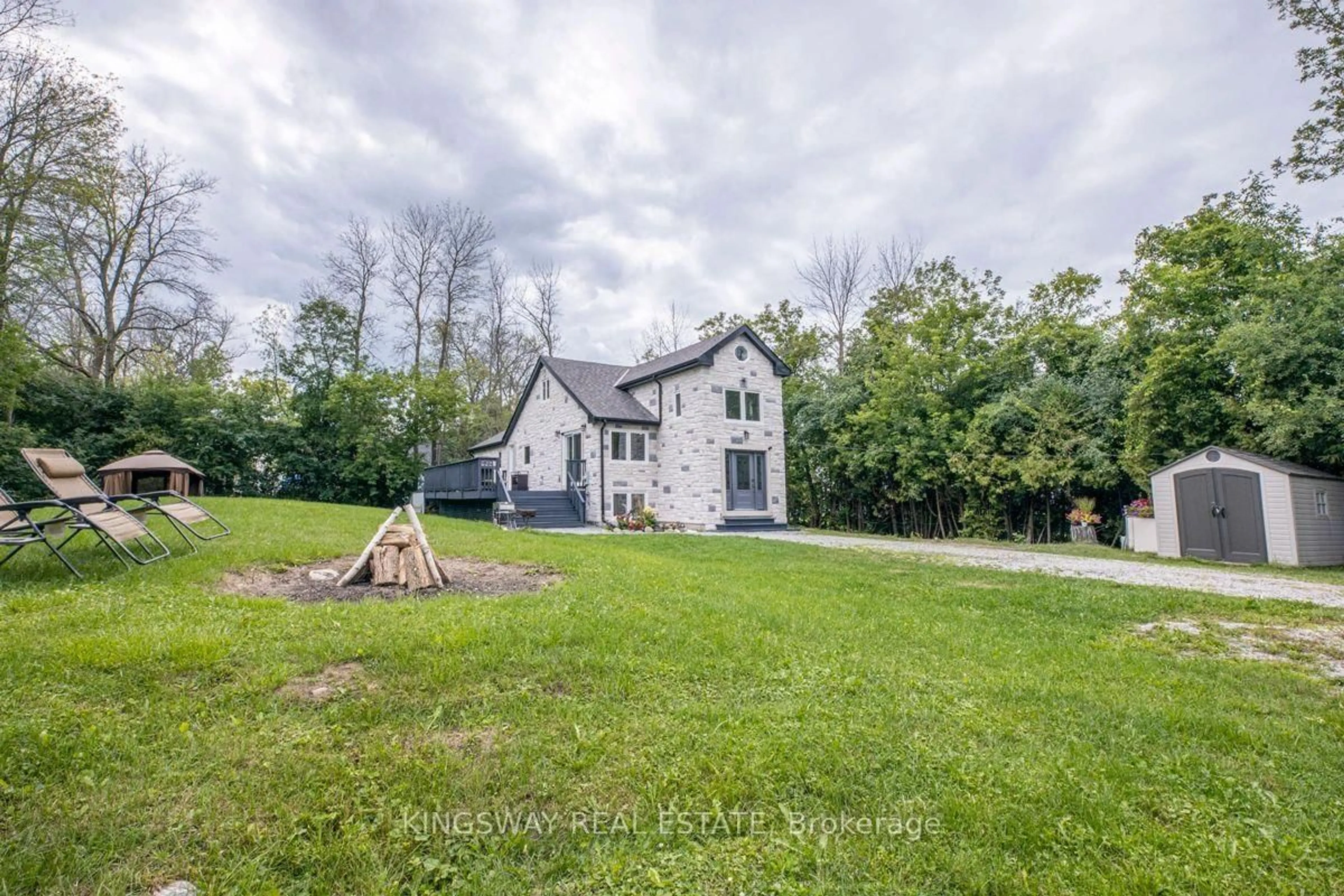 A pic from outside/outdoor area/front of a property/back of a property/a pic from drone, unknown for 850 Isobel Ave, Georgina Ontario L4P 3E9
