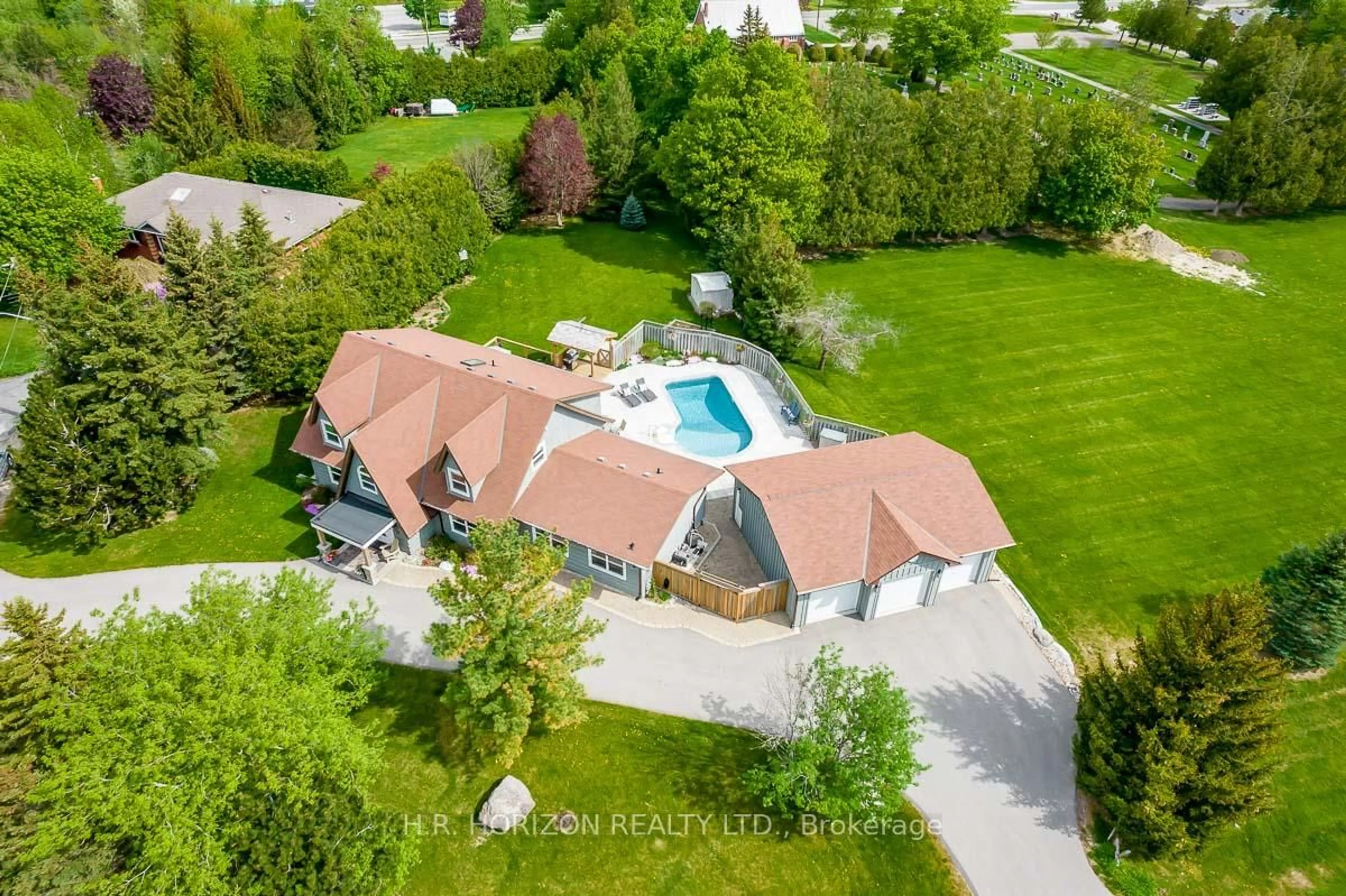 A pic from outside/outdoor area/front of a property/back of a property/a pic from drone, unknown for 19 Mulock Dr, Bradford West Gwillimbury Ontario L0G 1B0