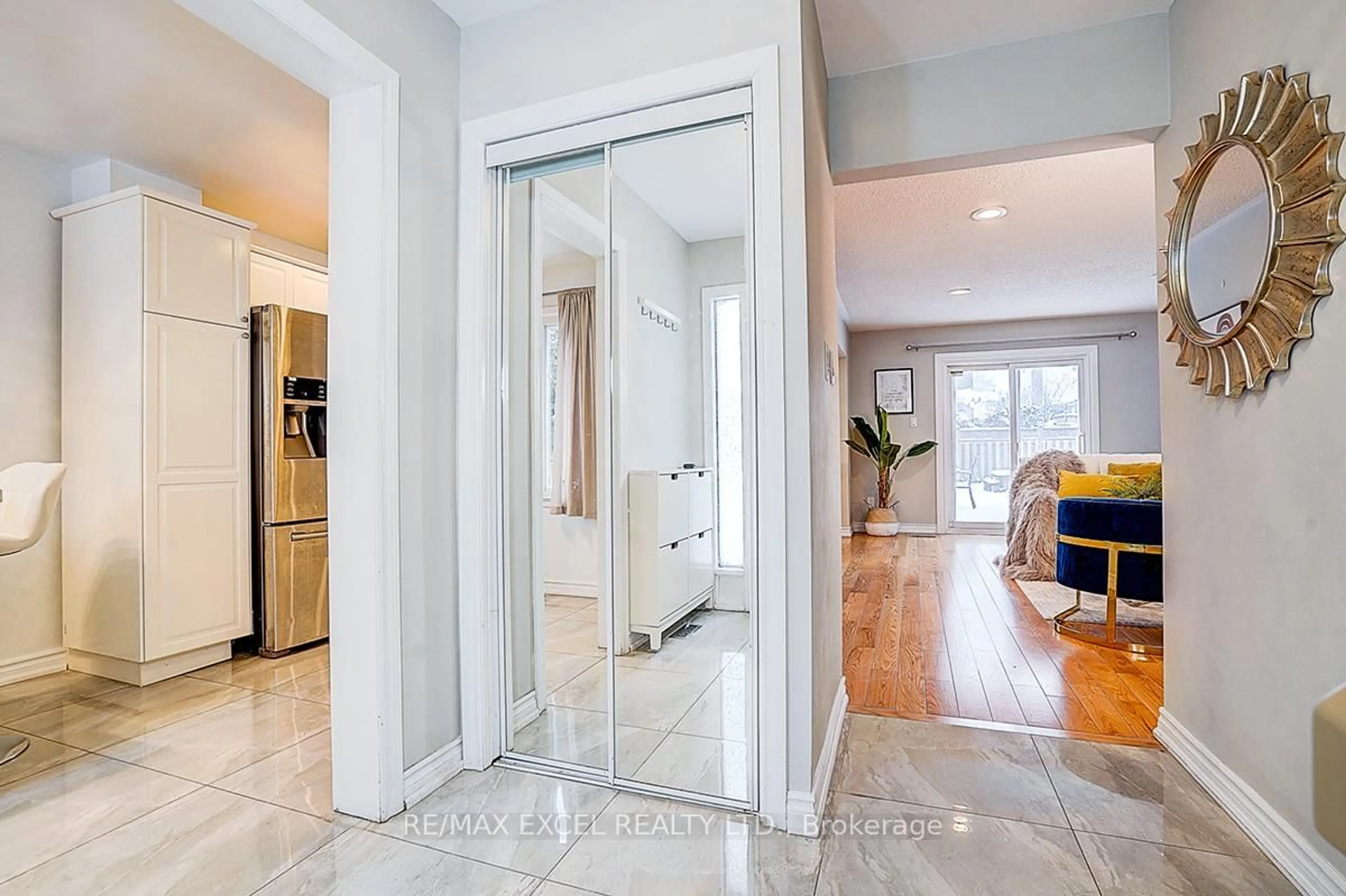 Indoor entryway for 28 Holsworthy Cres, Markham Ontario L3T 4C6