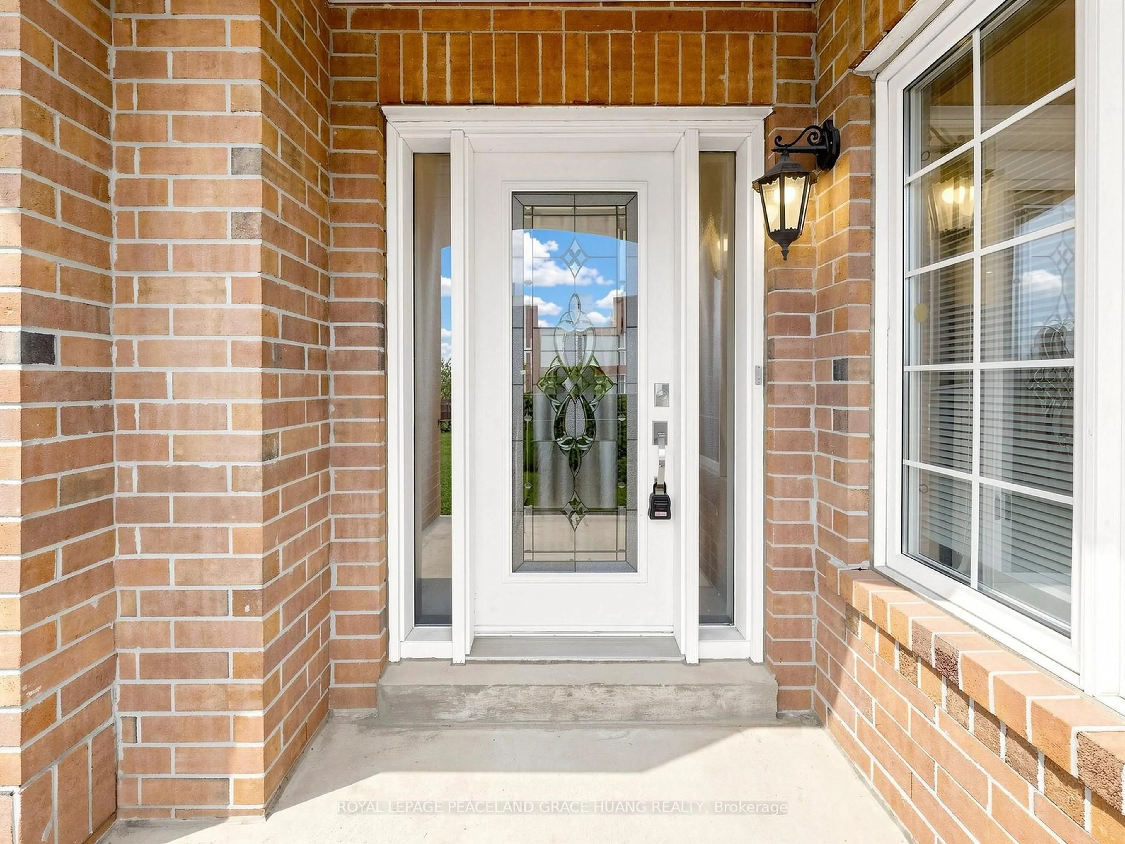 Indoor entryway for 16 Nottingham Dr, Richmond Hill Ontario L4S 1Z6