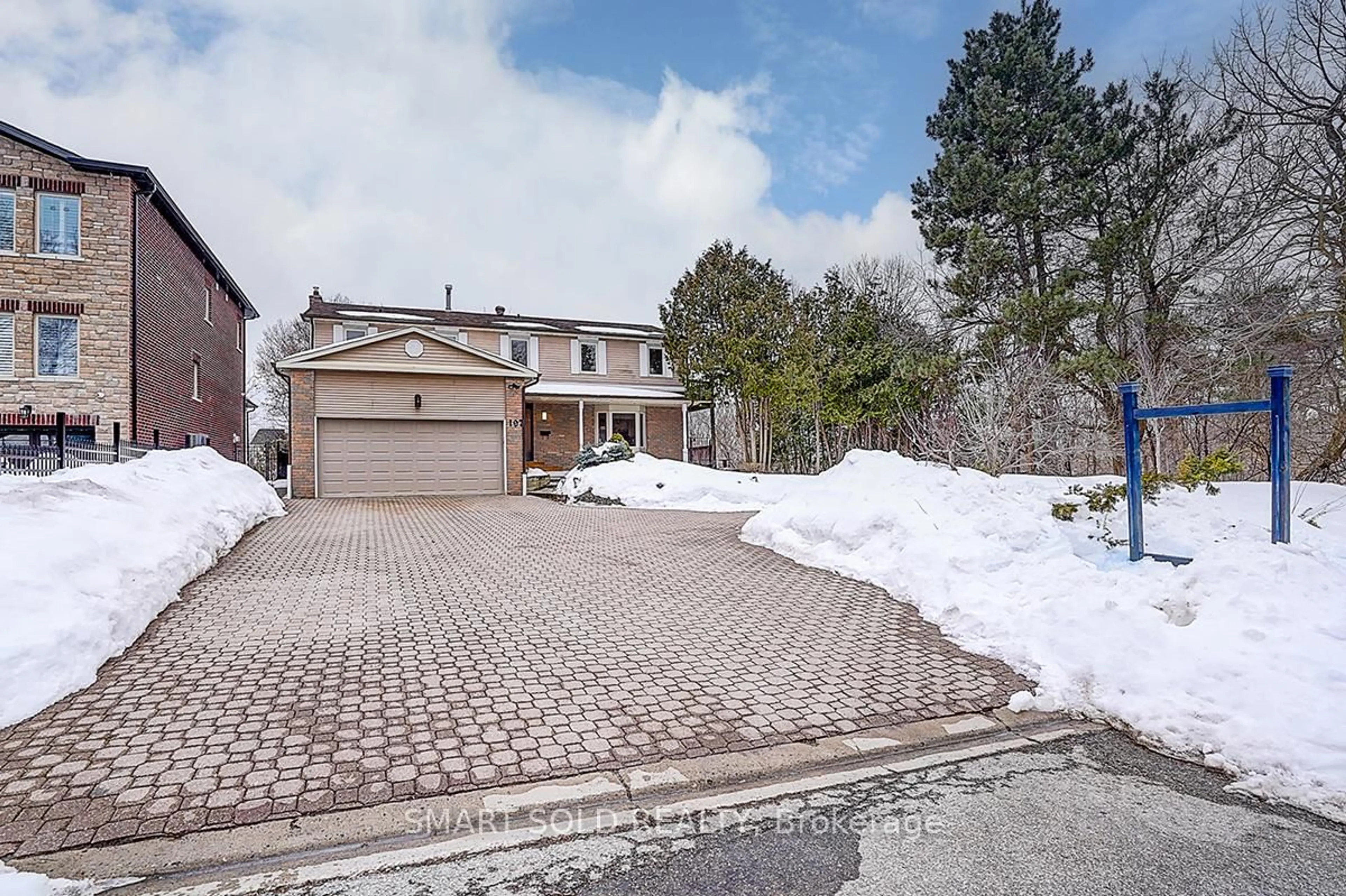 A pic from outside/outdoor area/front of a property/back of a property/a pic from drone, street for 197 Garden Ave, Richmond Hill Ontario L4C 6L8
