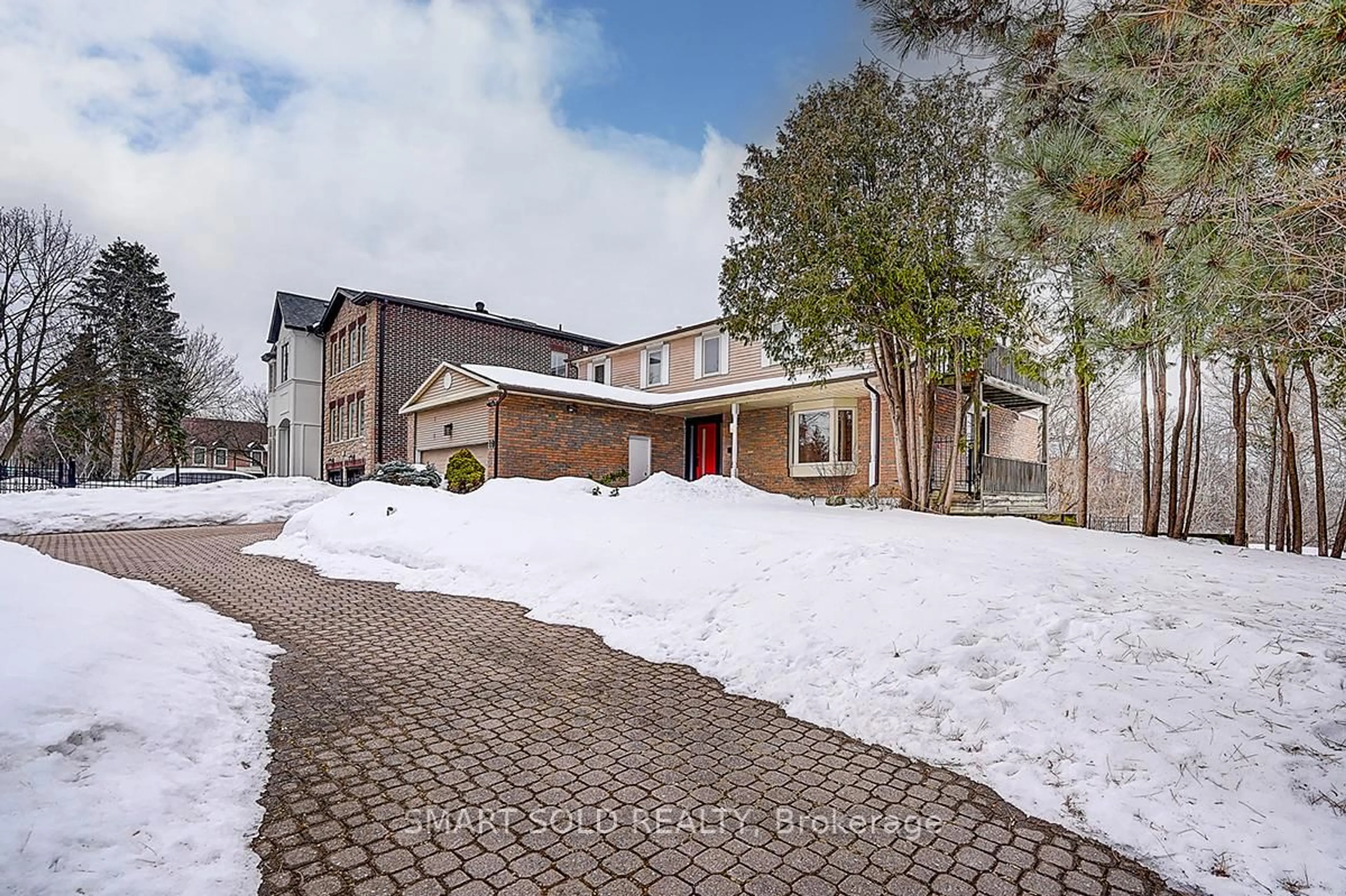 A pic from outside/outdoor area/front of a property/back of a property/a pic from drone, street for 197 Garden Ave, Richmond Hill Ontario L4C 6L8