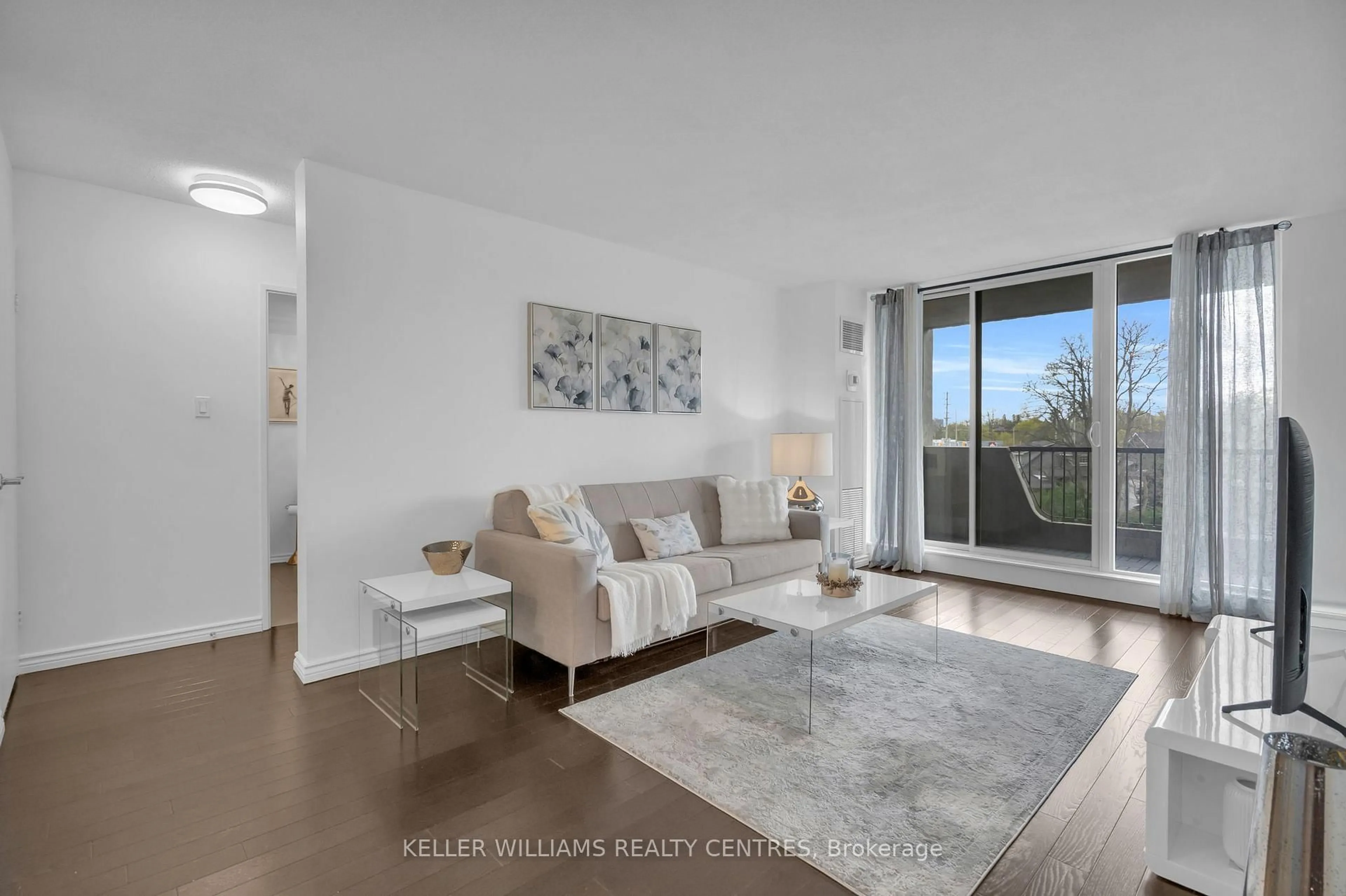 Living room with furniture, unknown for 7811 Yonge St #407, Markham Ontario L3T 4S3