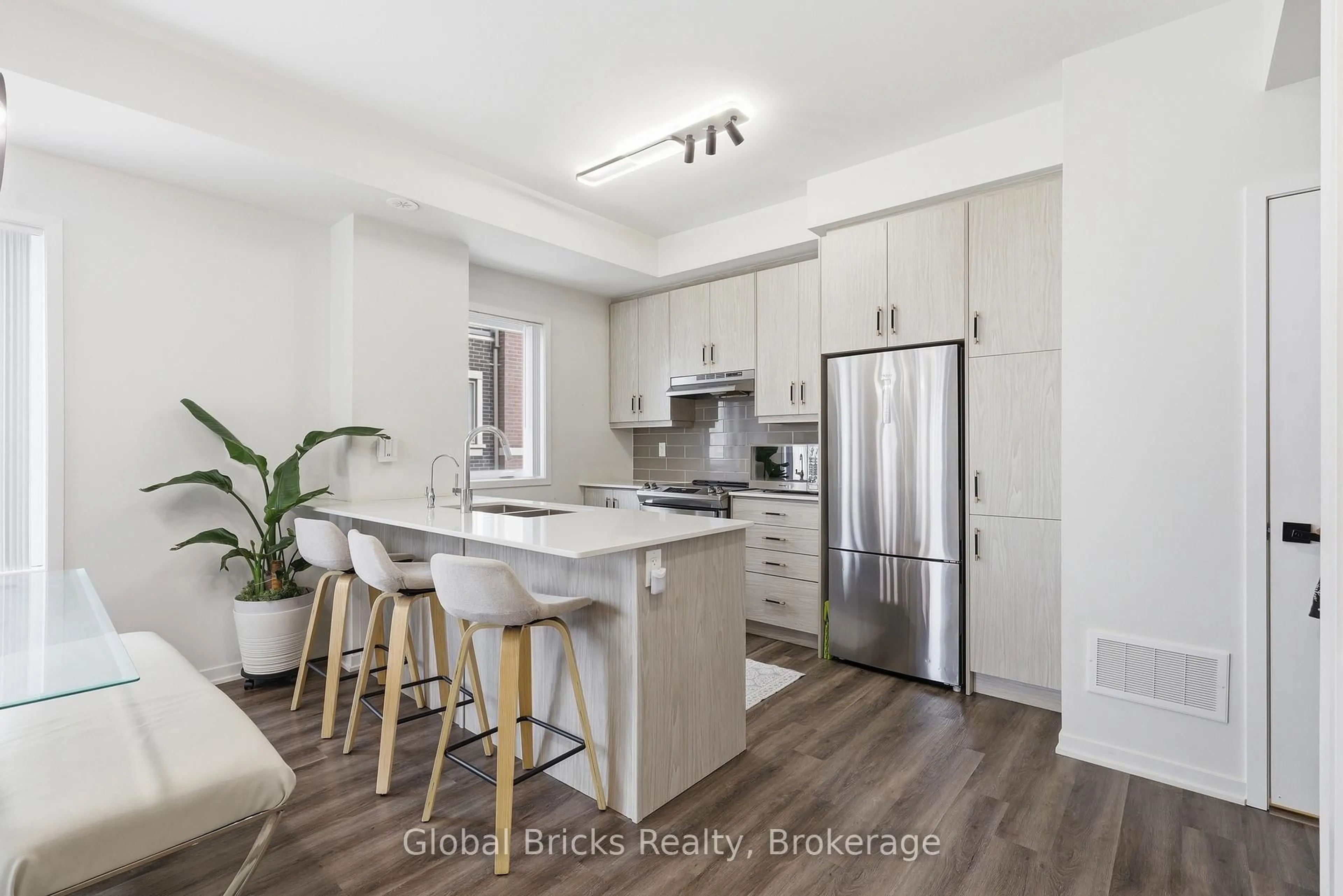 Open concept kitchen, unknown for 131 Honeycrisp Cres #TH #210, Vaughan Ontario L4K 0N7