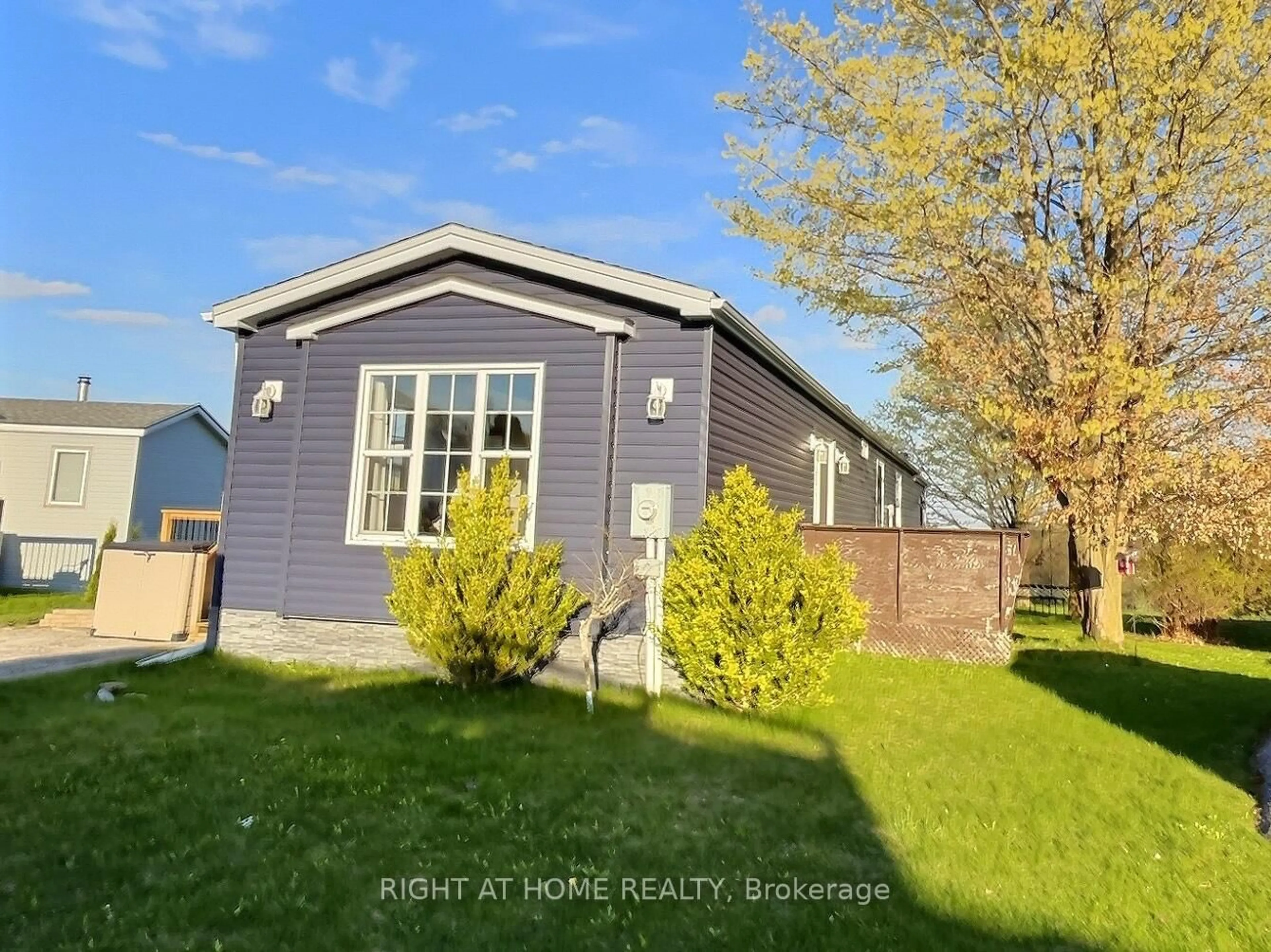 A pic from outside/outdoor area/front of a property/back of a property/a pic from drone, unknown for 37 Sunrise Circ, Bradford West Gwillimbury Ontario L3Z 3W9