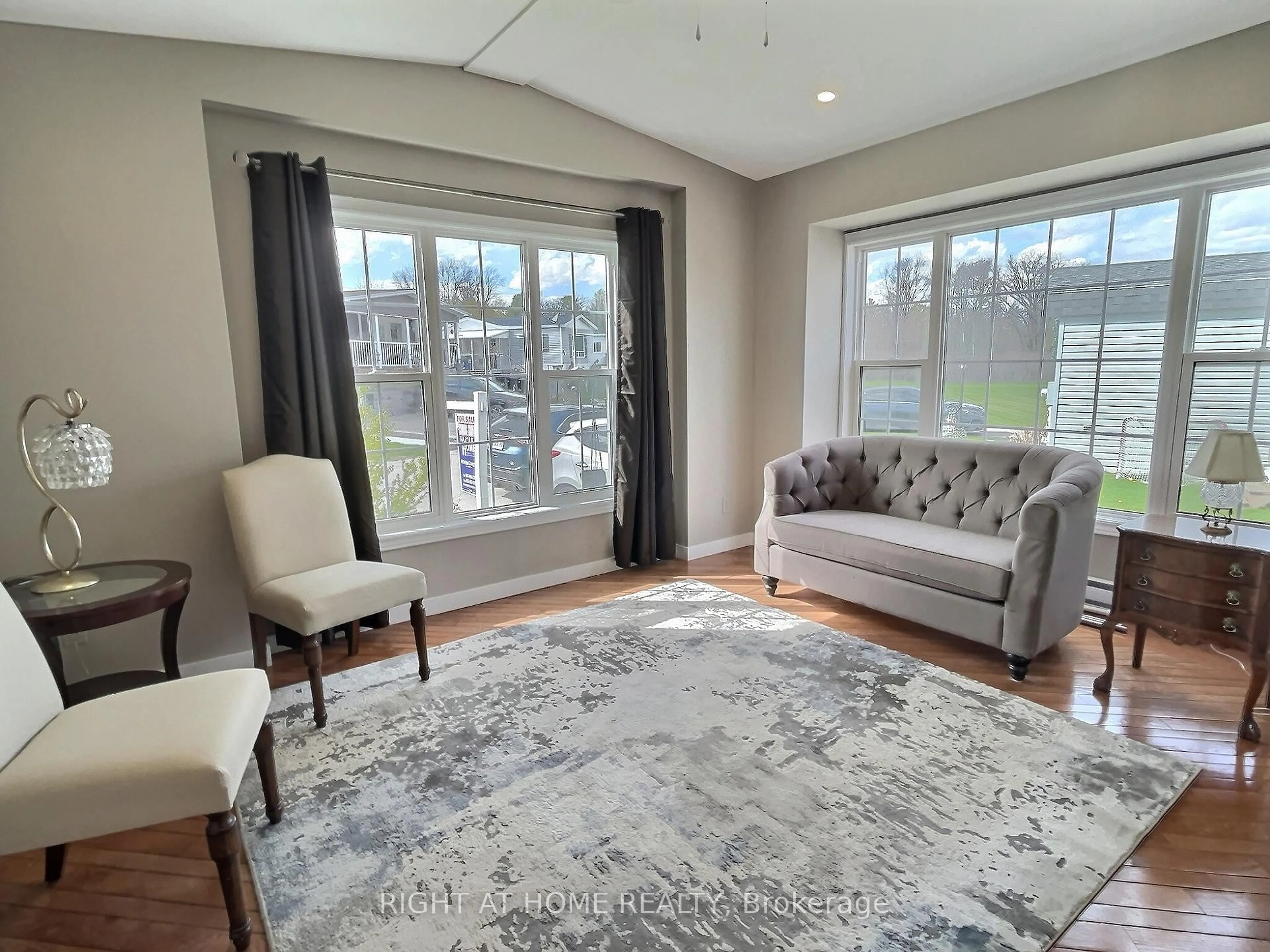 Living room with furniture, unknown for 37 Sunrise Circ, Bradford West Gwillimbury Ontario L3Z 3W9