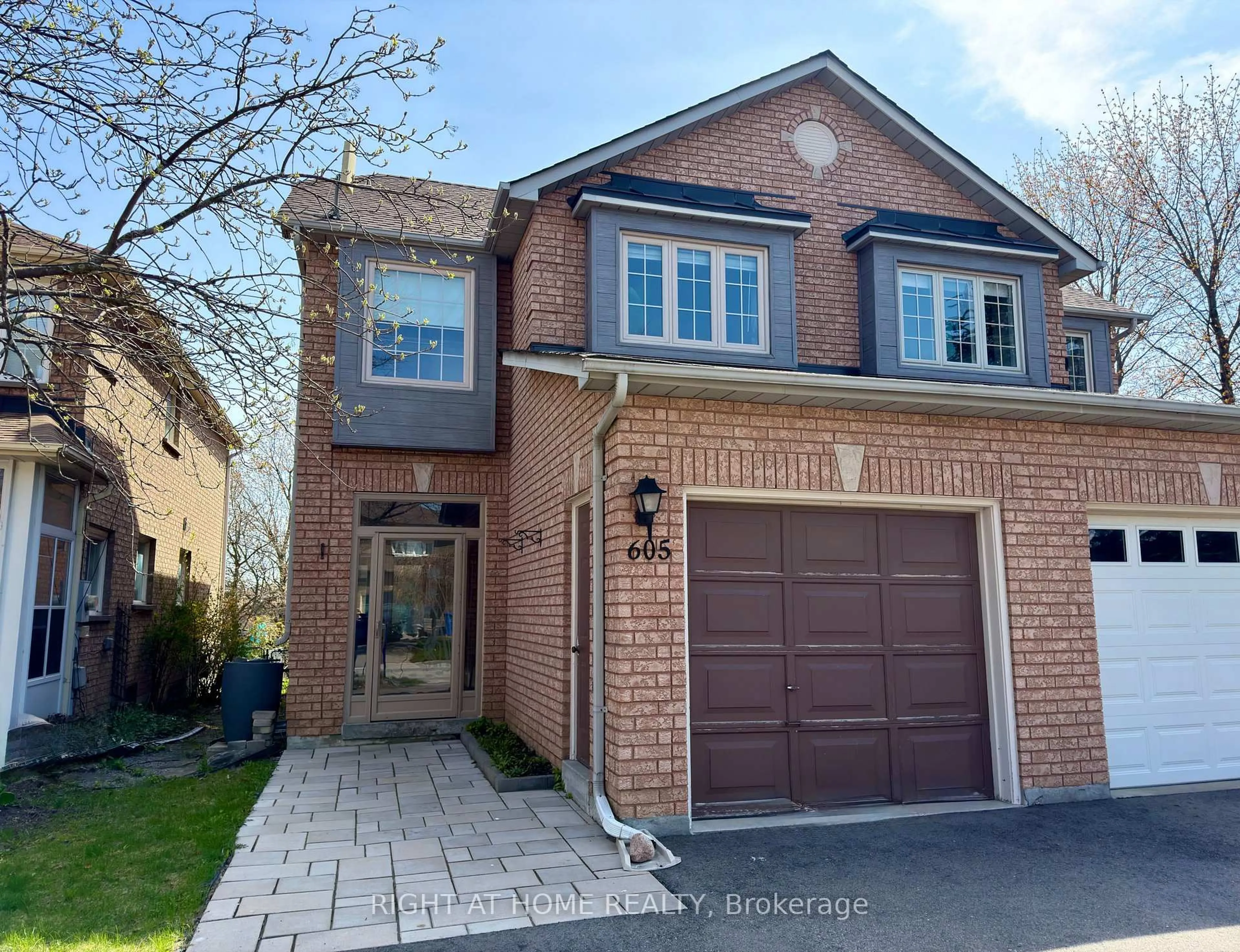 Home with brick exterior material, street for 605 Willowick Dr, Newmarket Ontario L3X 2A9