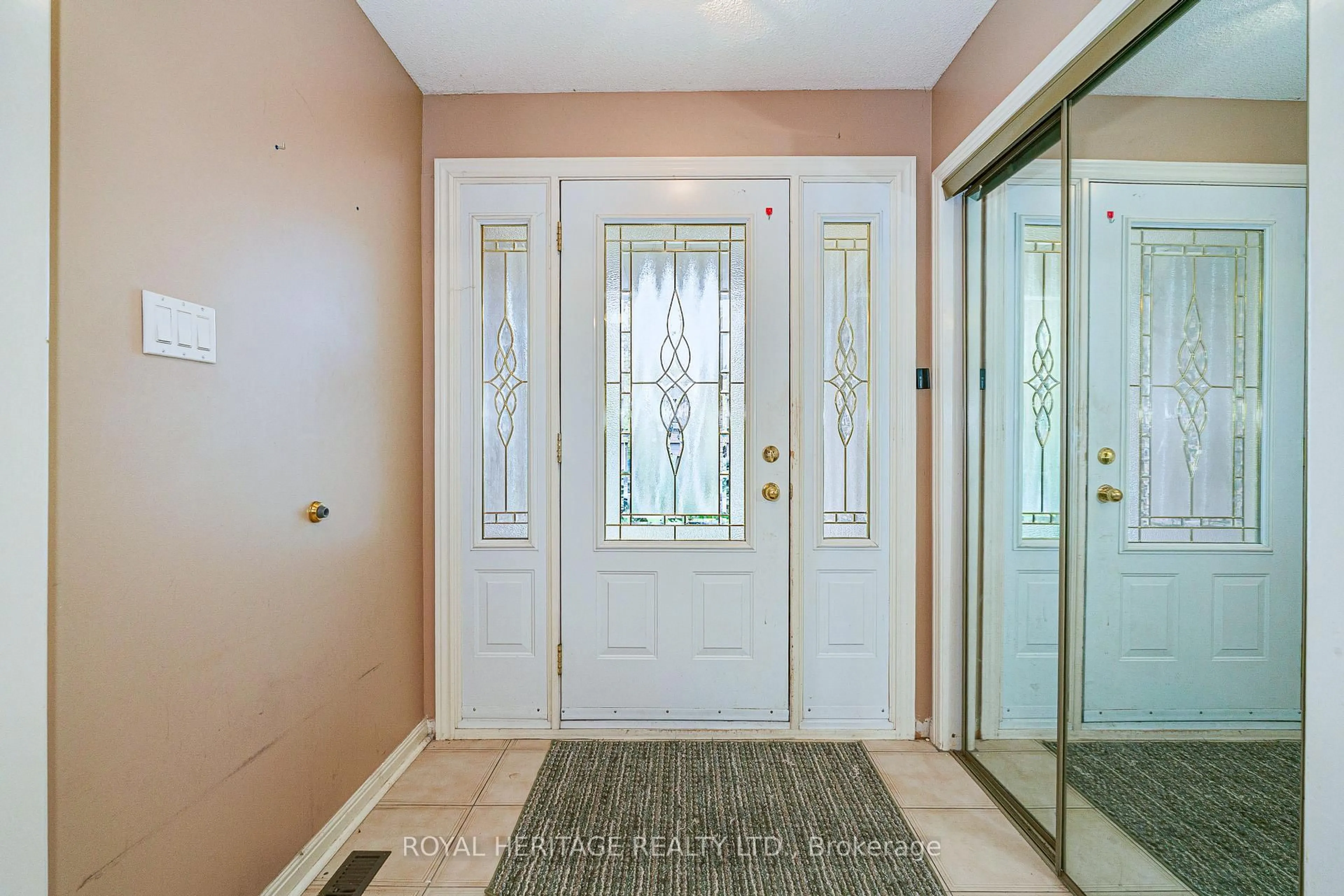 Indoor entryway for 100 Squire Bakers Lane, Markham Ontario L3P 3H2
