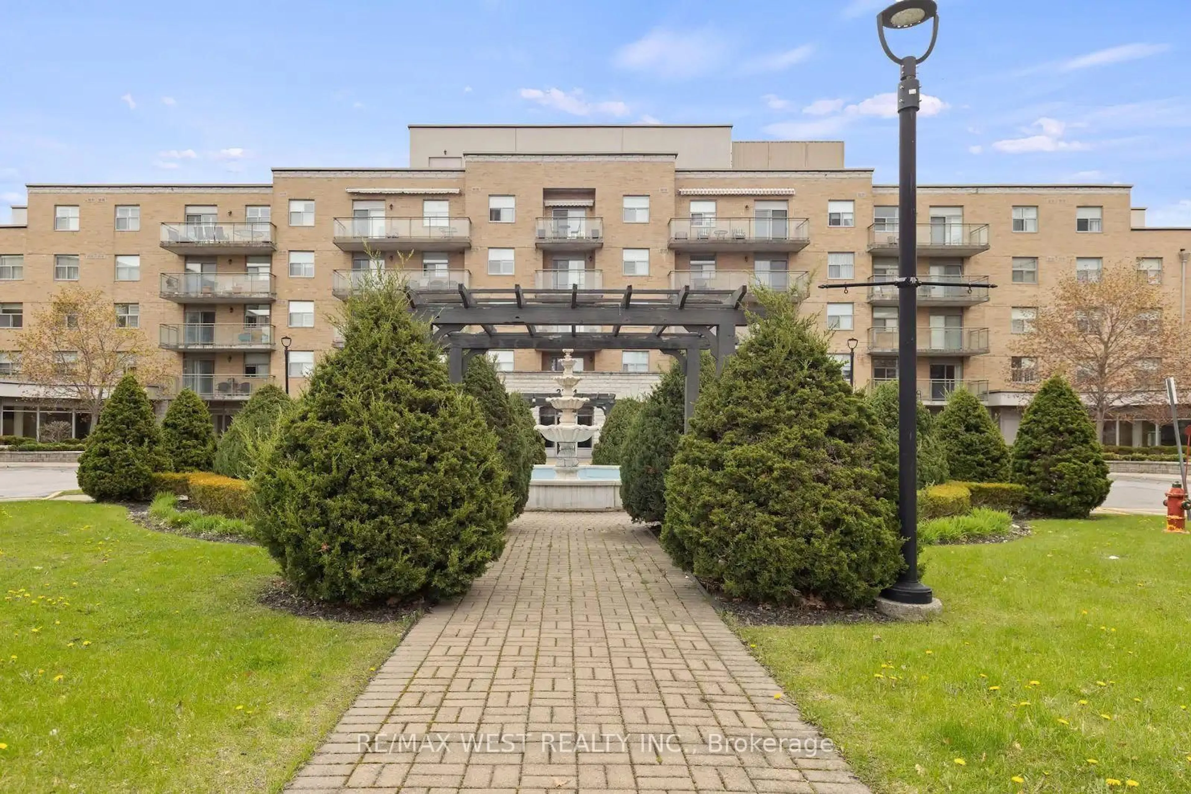 Patio, street for 2506 Rutherford Rd #511, Vaughan Ontario L4K 5N4