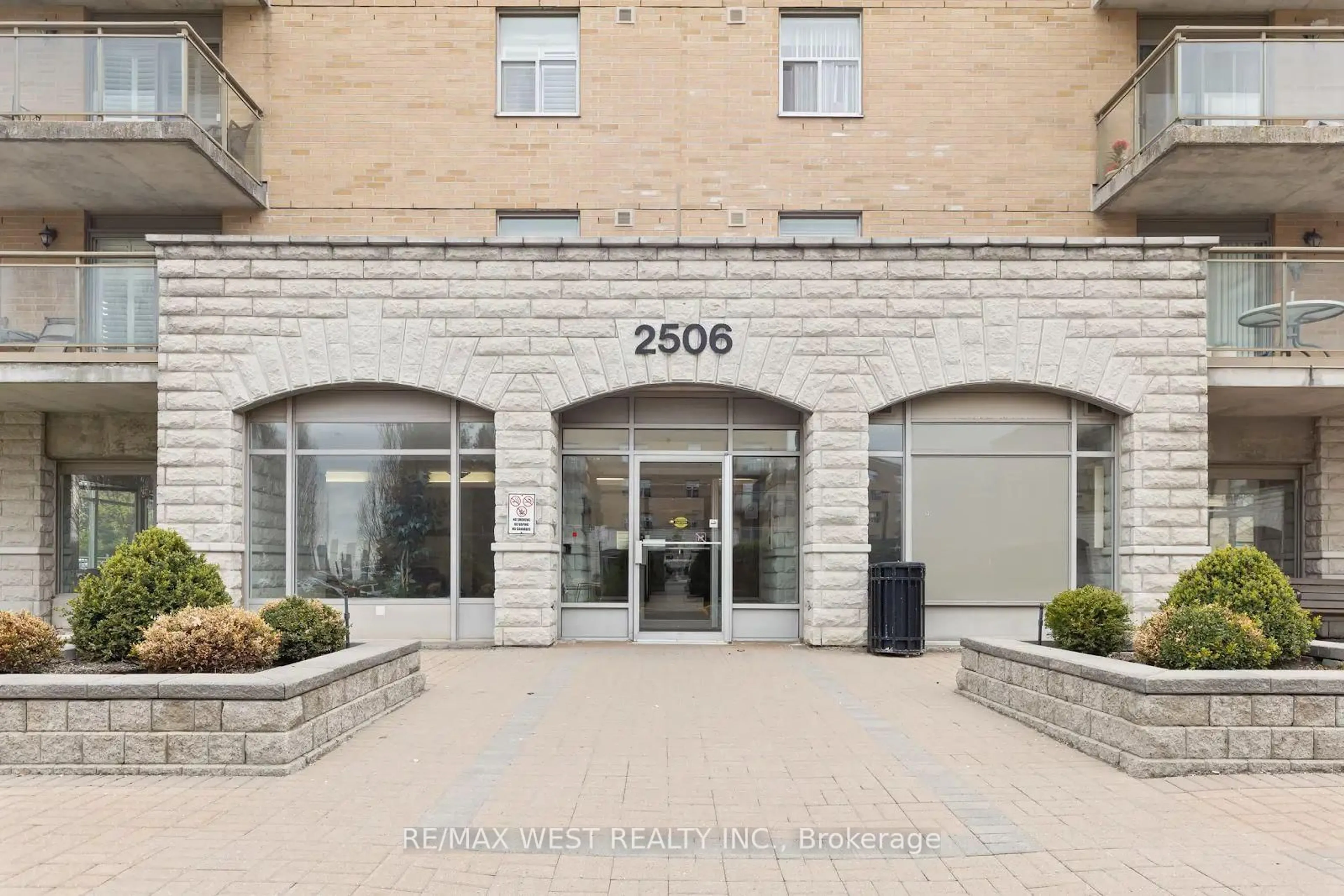 Indoor foyer for 2506 Rutherford Rd #511, Vaughan Ontario L4K 5N4