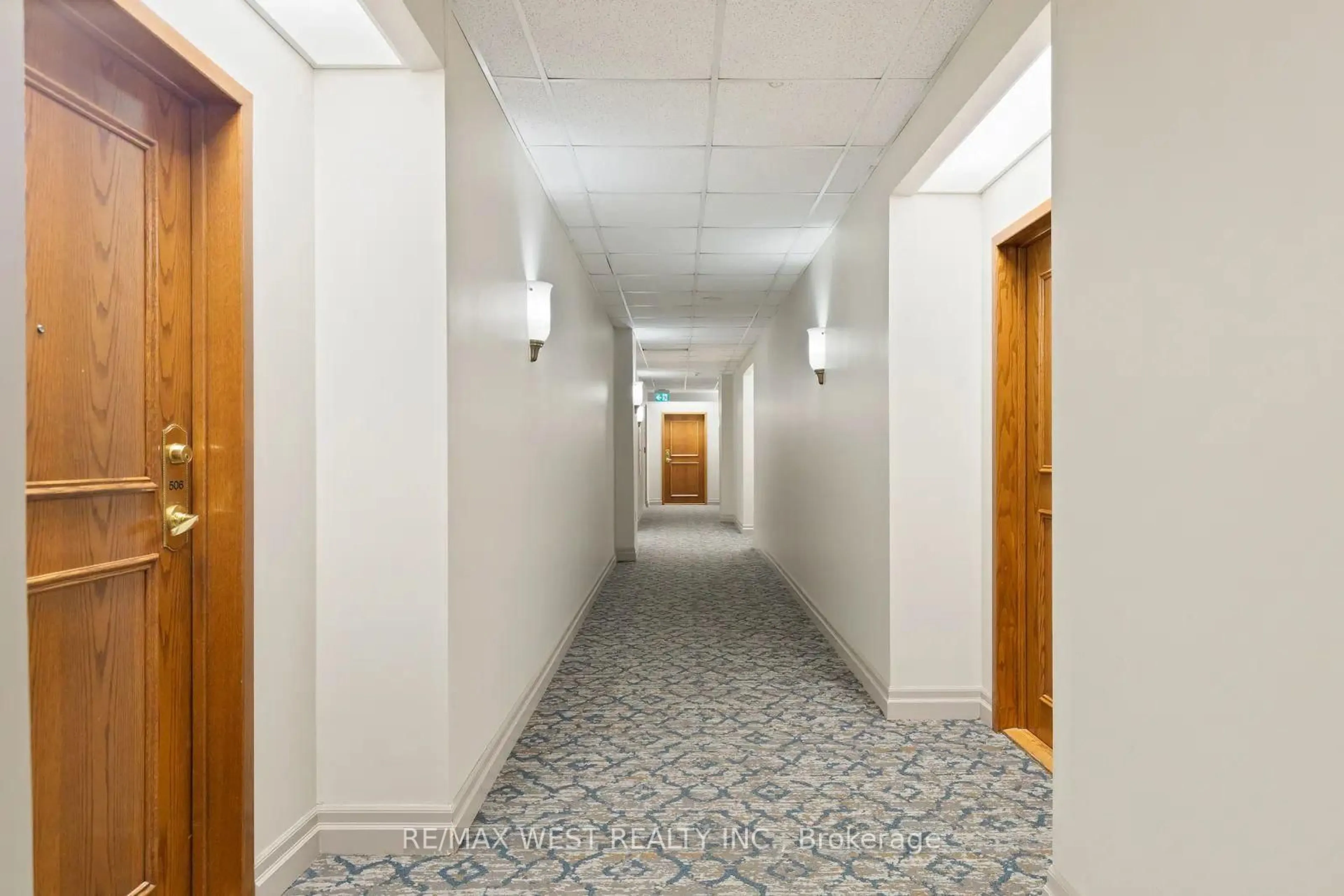 Indoor foyer for 2506 Rutherford Rd #511, Vaughan Ontario L4K 5N4