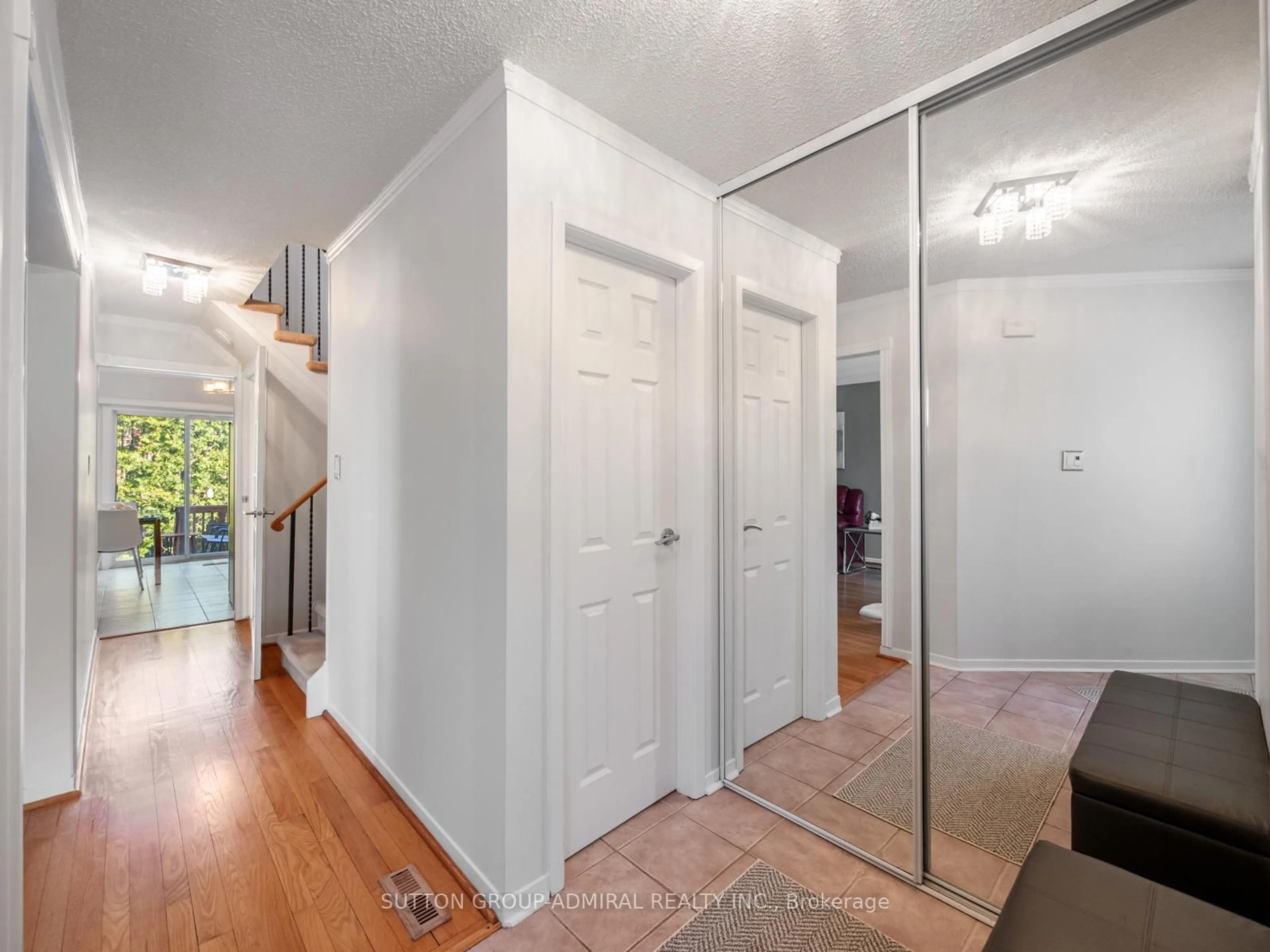 Indoor entryway for 120 Glenmanor Way, Vaughan Ontario L4J 3E5