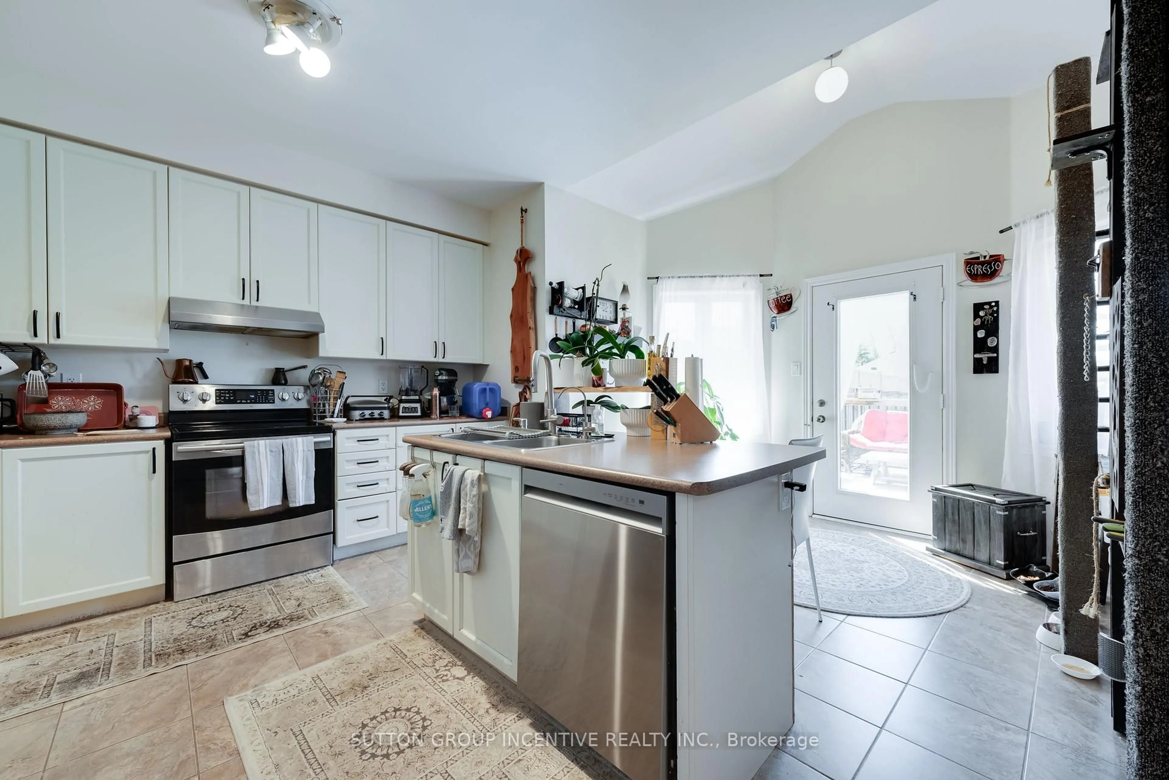 Open concept kitchen, ceramic/tile floor for 174 Maplewood Dr, Essa Ontario L3W 0G1