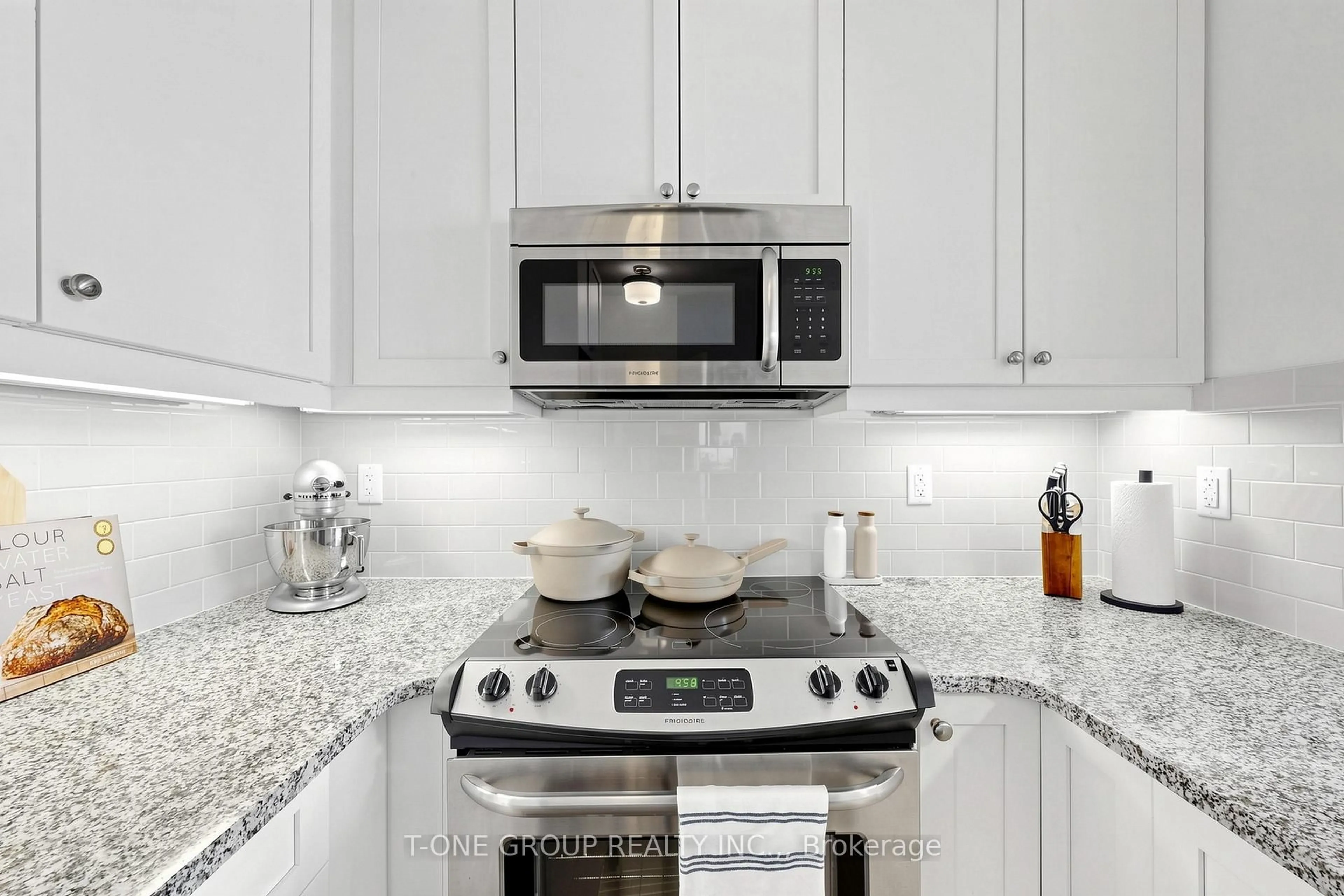 Standard kitchen, ceramic/tile floor for 15277 Yonge St #602A, Aurora Ontario L4G 1N6