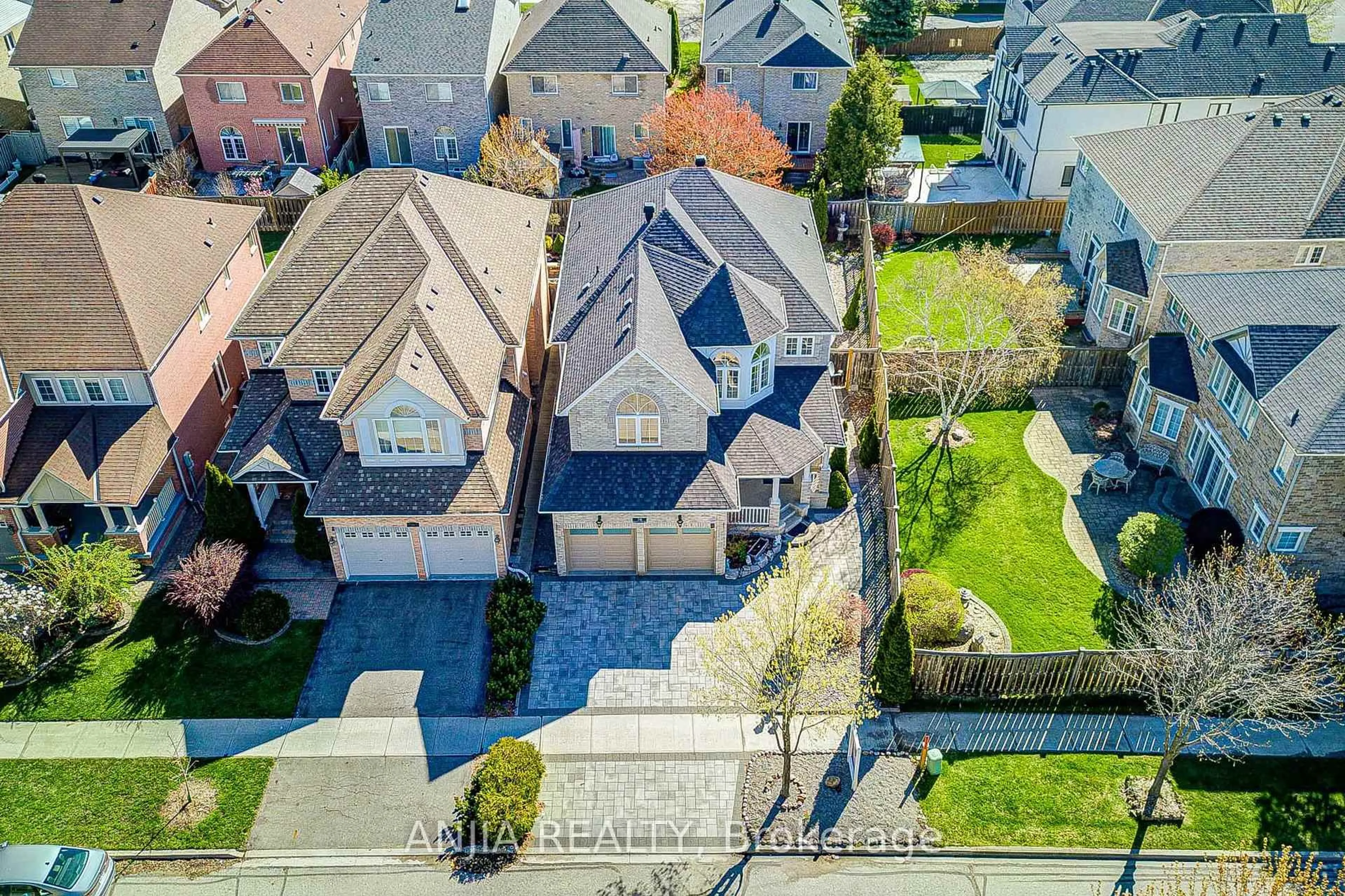 A pic from outside/outdoor area/front of a property/back of a property/a pic from drone, street for 78 Hollylane Dr, Markham Ontario L6C 2J8