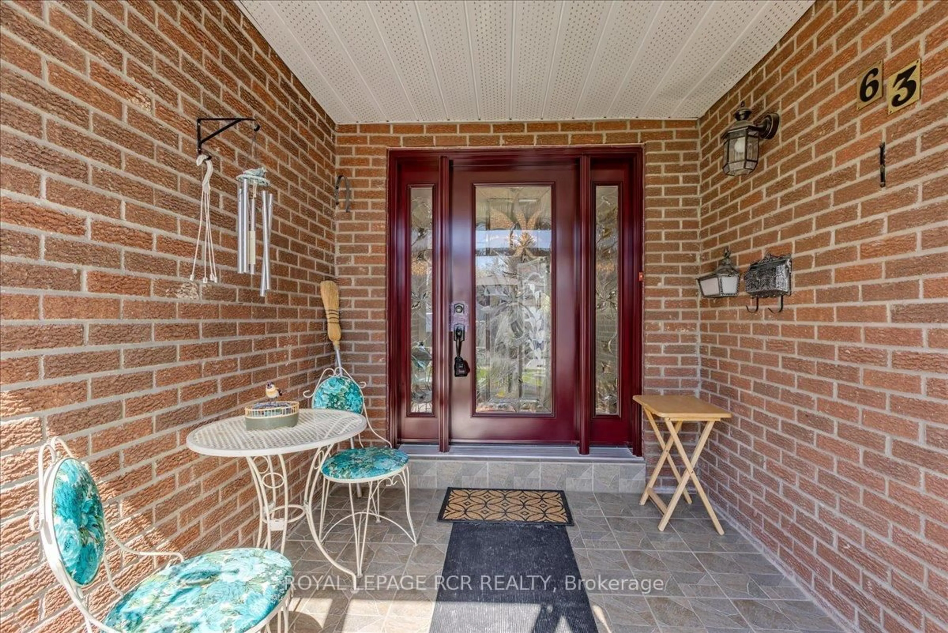 Indoor entryway for 63 Portland Cres, Newmarket Ontario L3Y 6A6