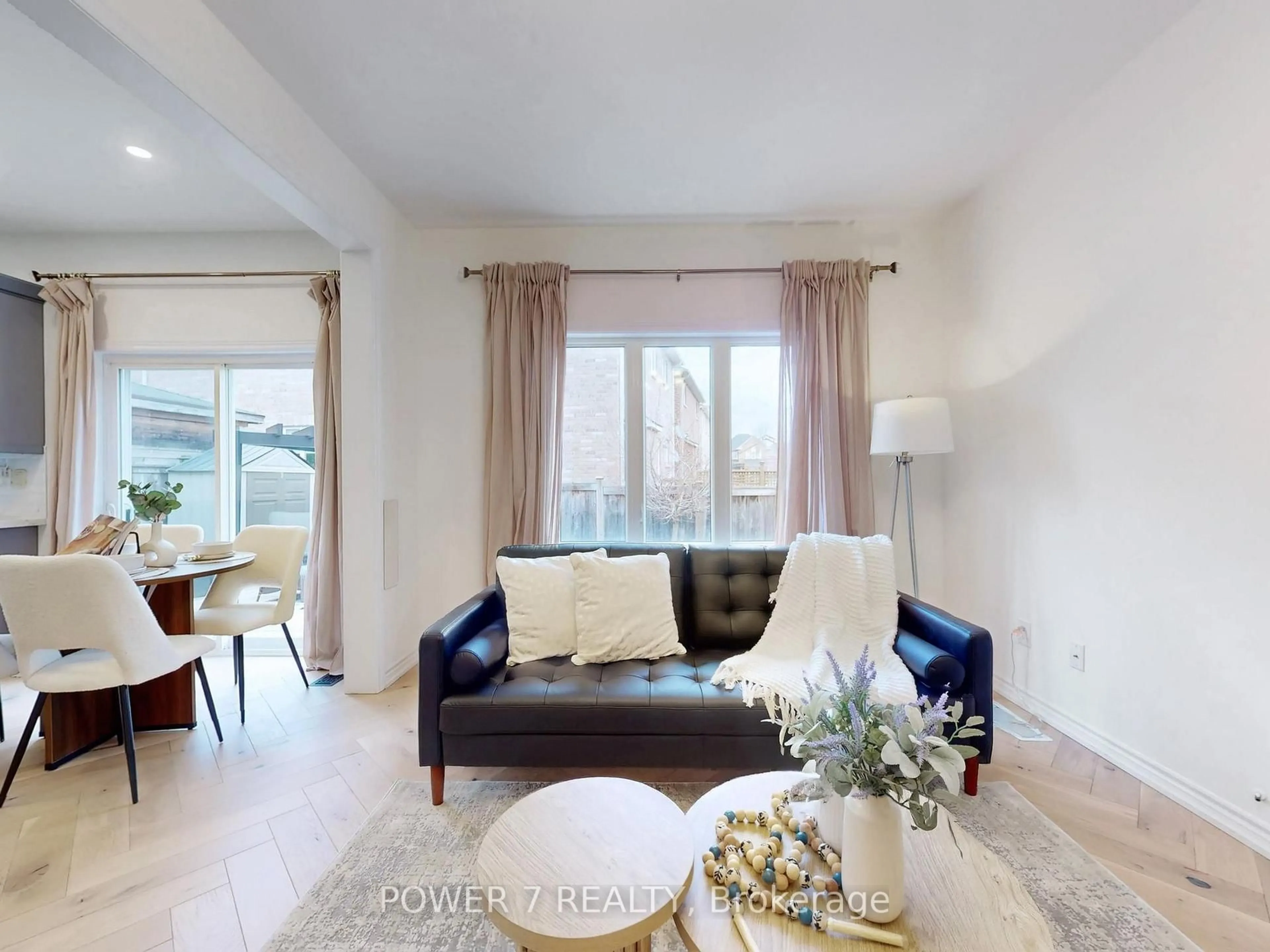 Living room with furniture, unknown for 45 Lost Pond Cres, Whitchurch-Stouffville Ontario L4A 0R4