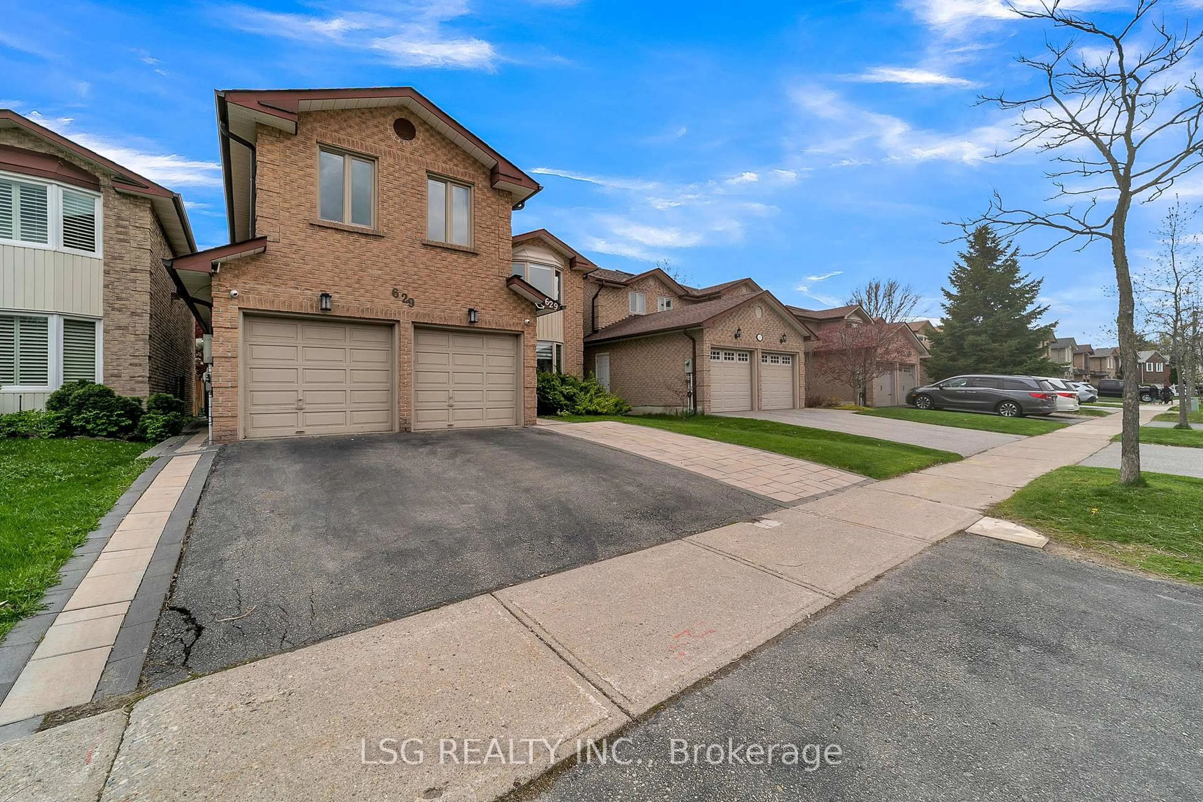 A pic from outside/outdoor area/front of a property/back of a property/a pic from drone, street for 629 York Hill Blvd, Vaughan Ontario L4J 5L9