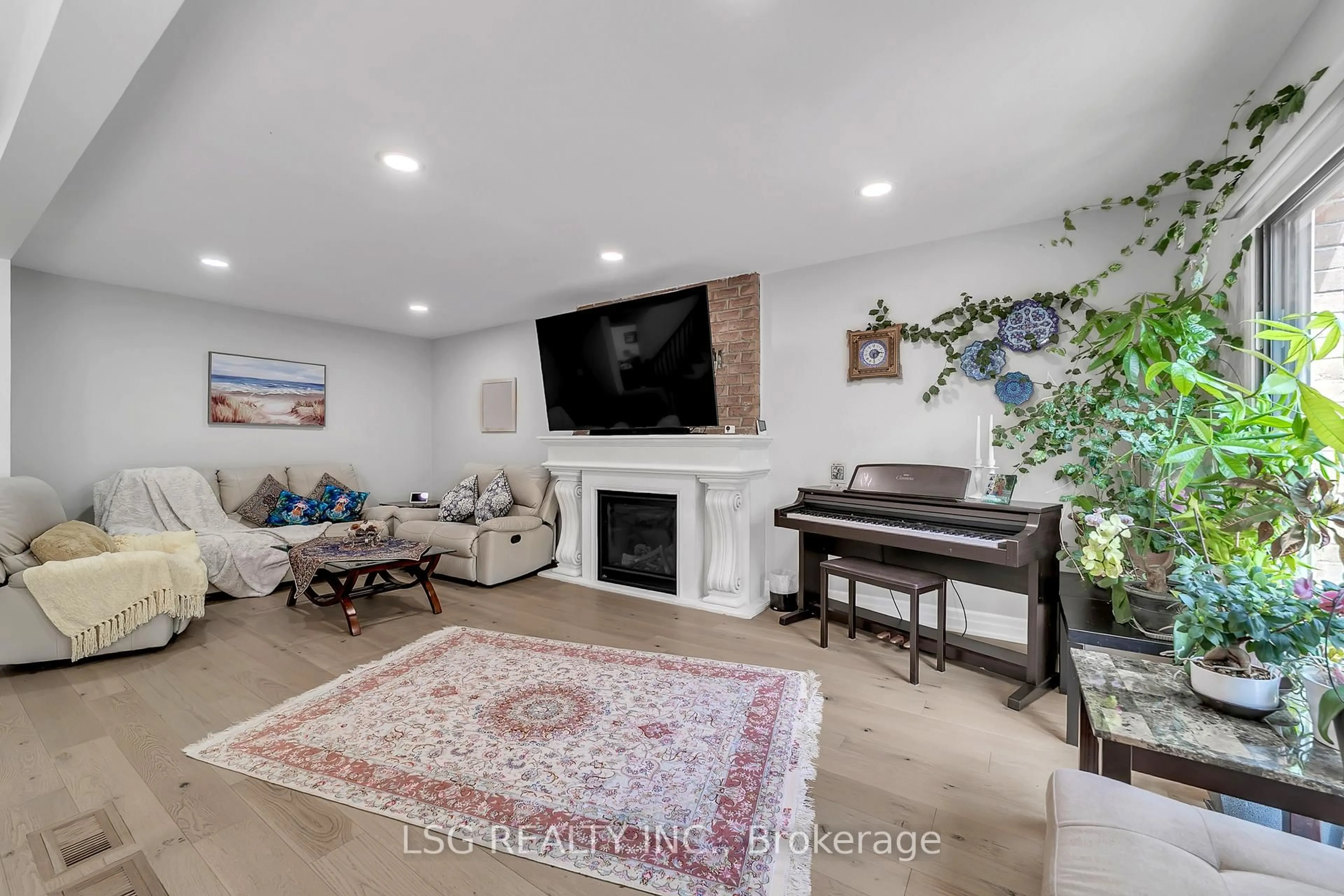 Living room with furniture, unknown for 629 York Hill Blvd, Vaughan Ontario L4J 5L9