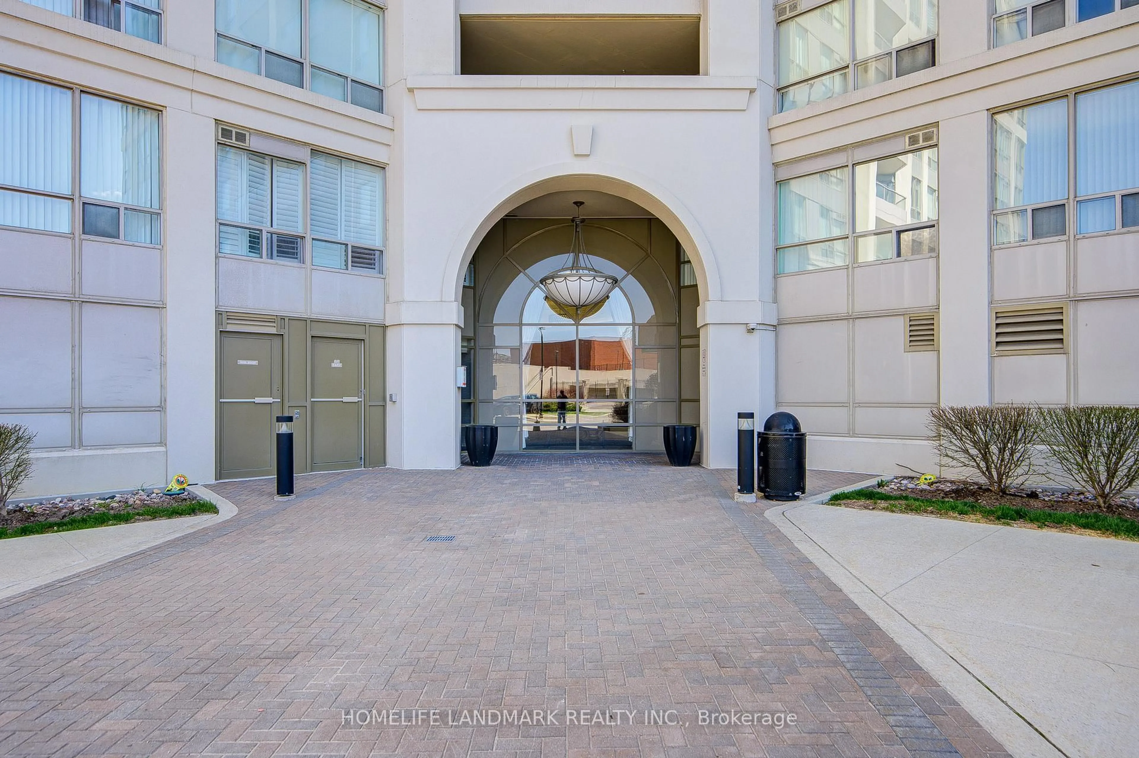 Indoor foyer for 9017 Leslie St #317, Richmond Hill Ontario L4B 4R8