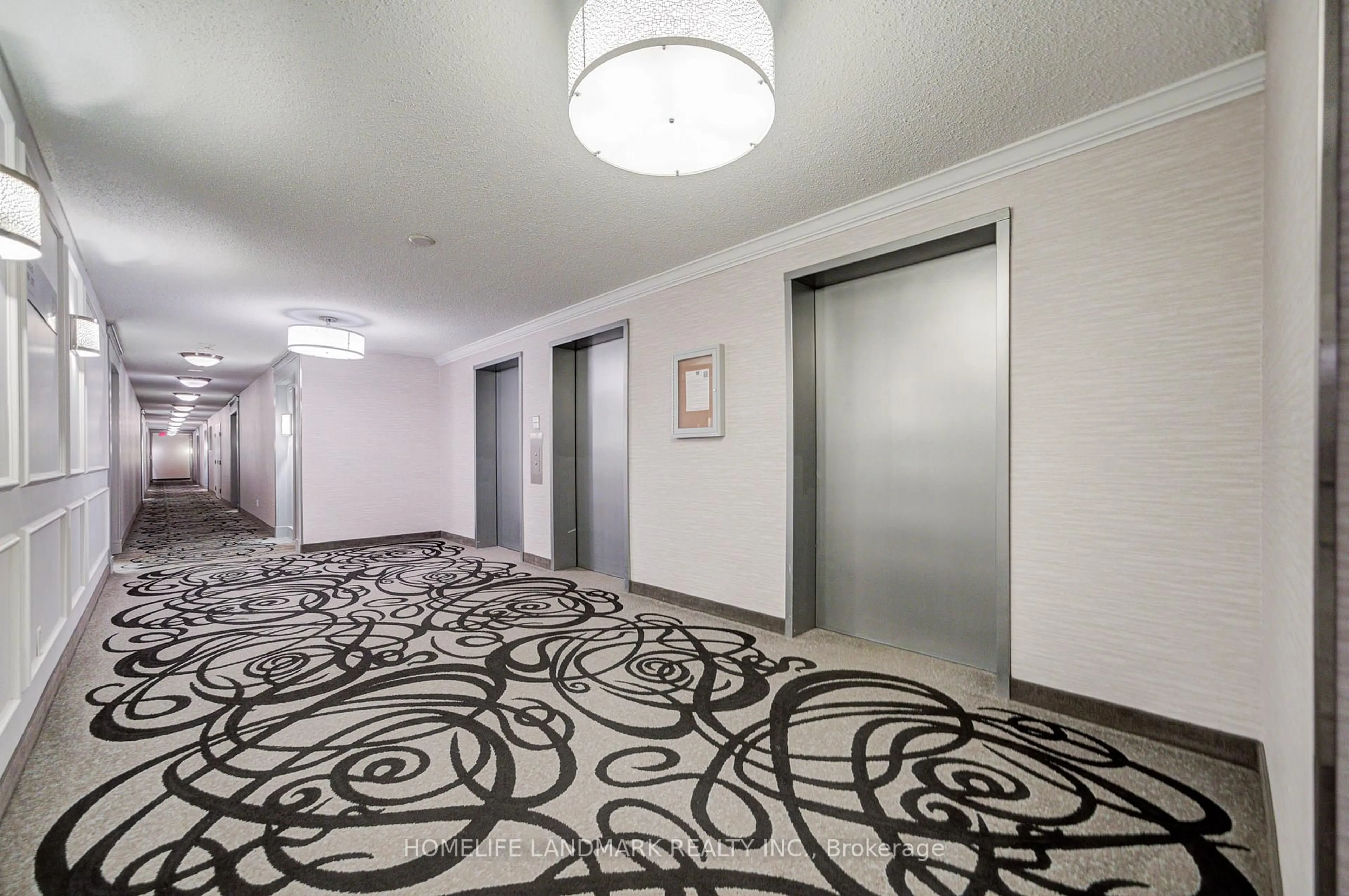 Indoor foyer for 9017 Leslie St #317, Richmond Hill Ontario L4B 4R8