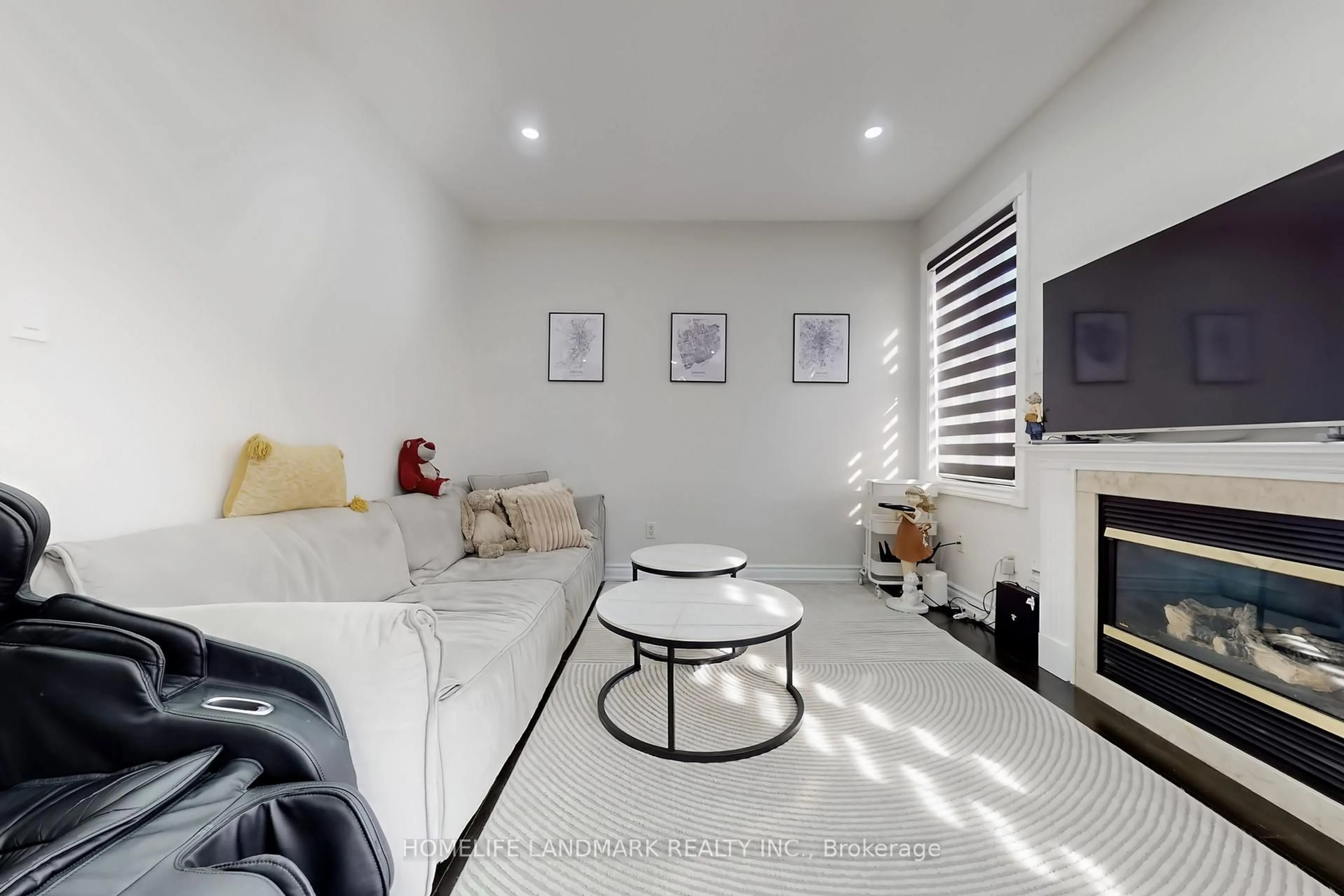 Living room with furniture, unknown for 52 Lakespring Dr, Markham Ontario L6C 2Z1