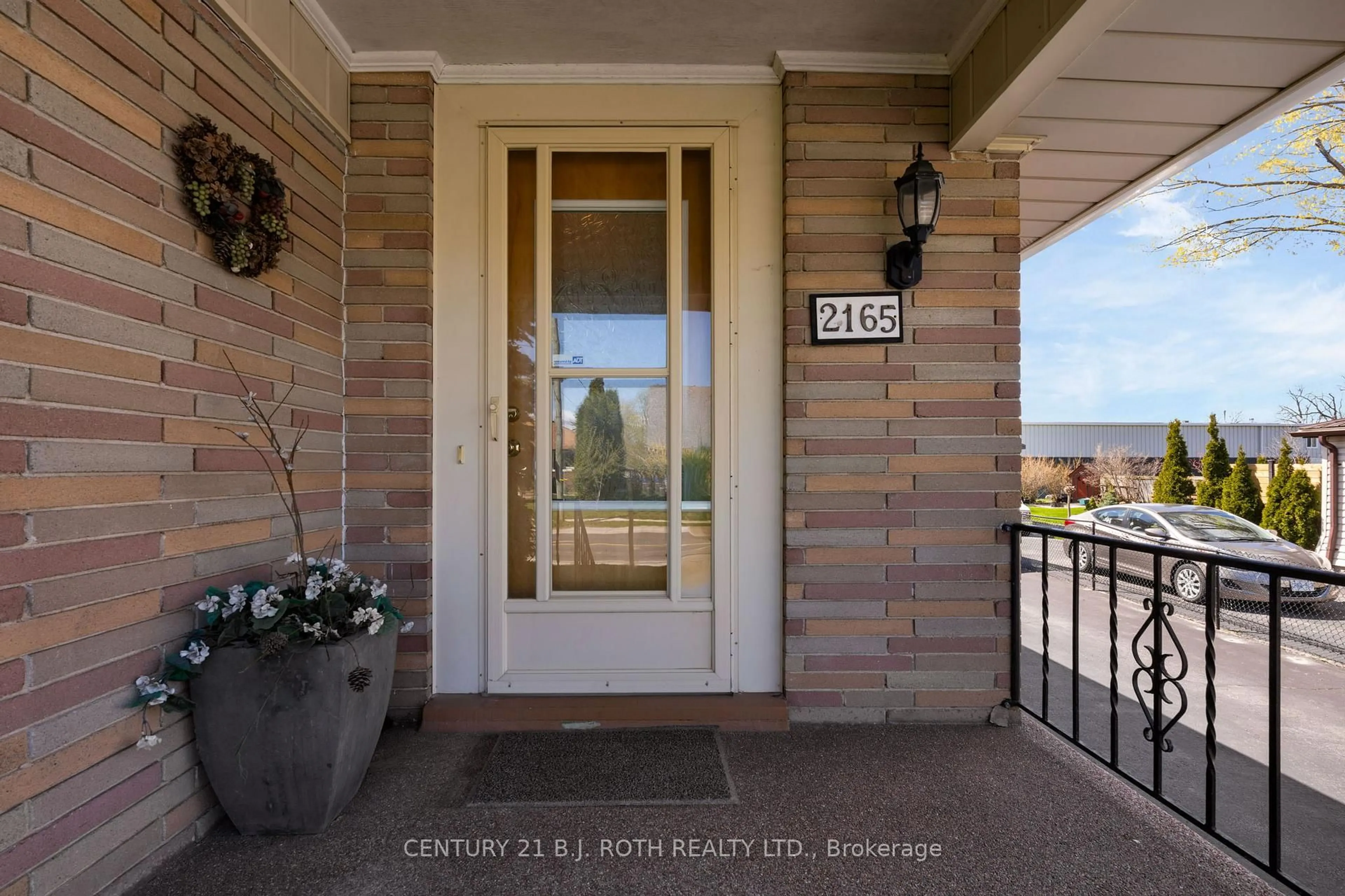 Indoor entryway for 2165 Victoria St, Innisfil Ontario L9S 1J7