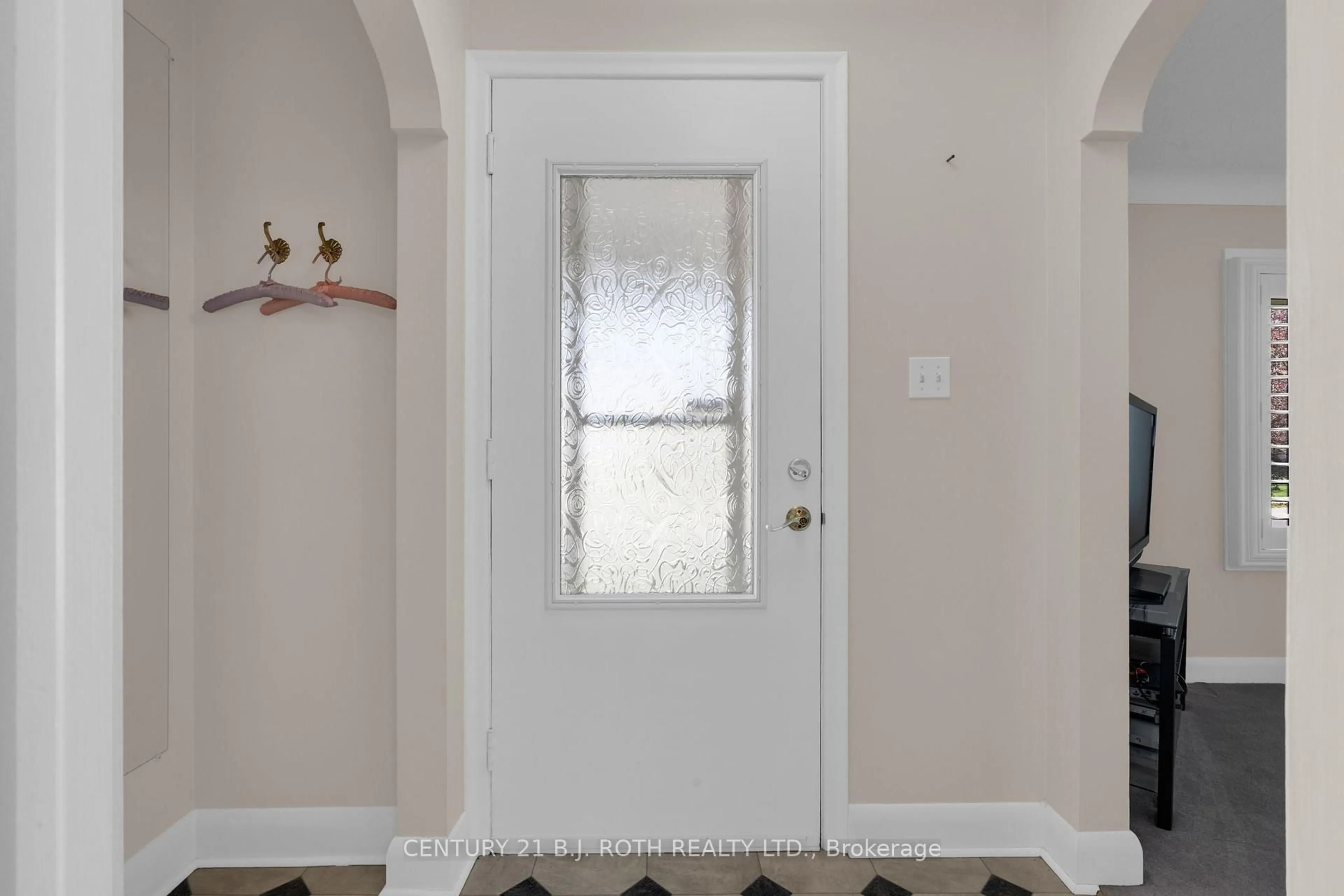 Indoor entryway for 2165 Victoria St, Innisfil Ontario L9S 1J7