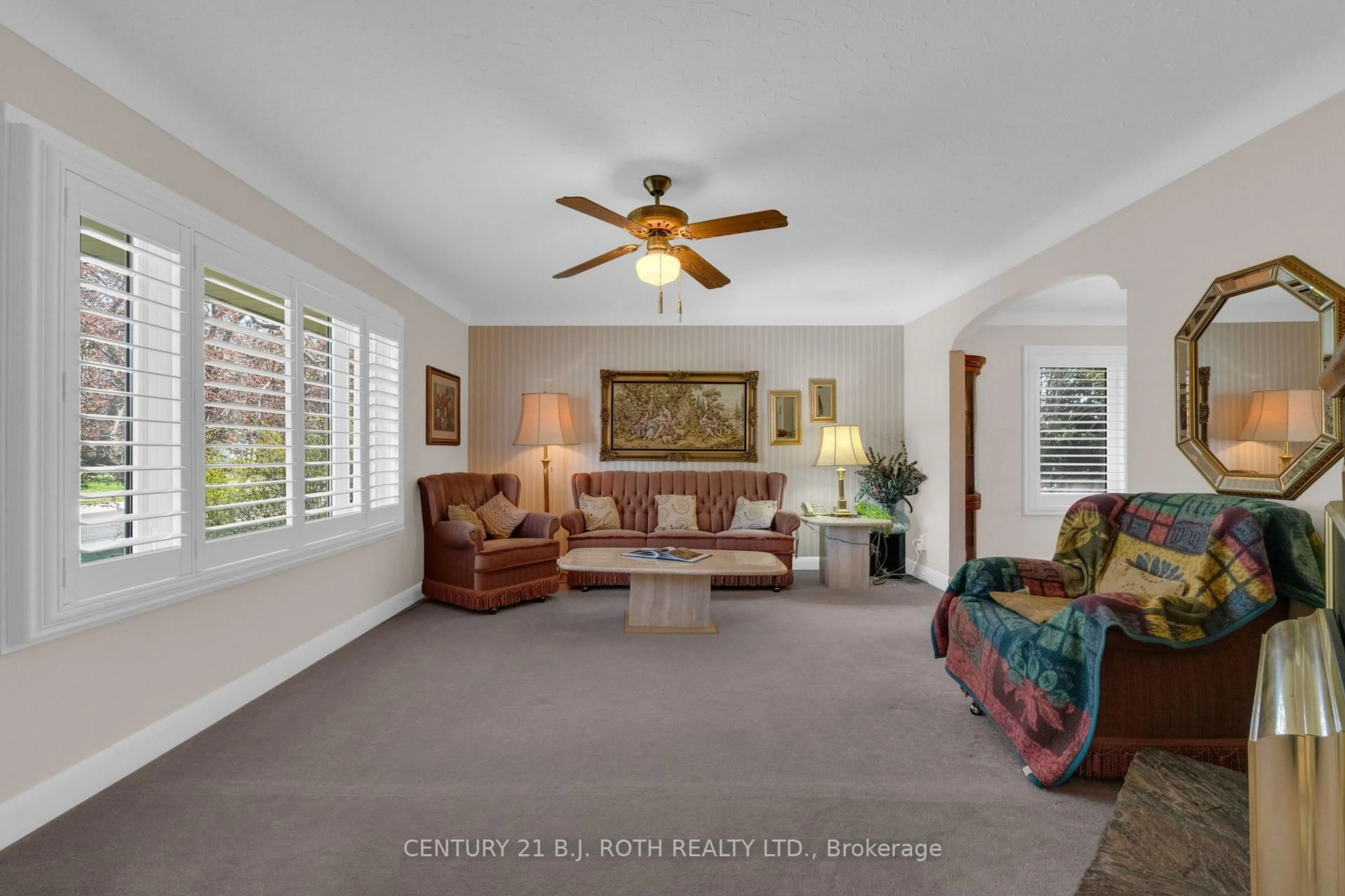 Living room with furniture, unknown for 2165 Victoria St, Innisfil Ontario L9S 1J7