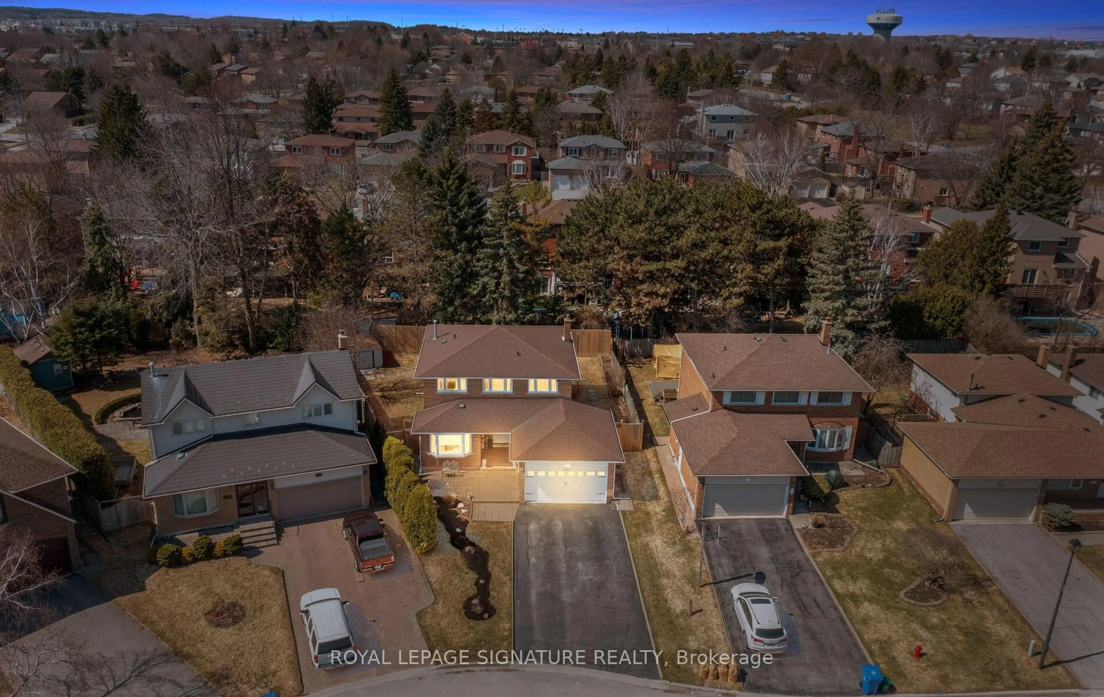A pic from outside/outdoor area/front of a property/back of a property/a pic from drone, street for 250 Plymouth Tr, Newmarket Ontario L3Y 6G7