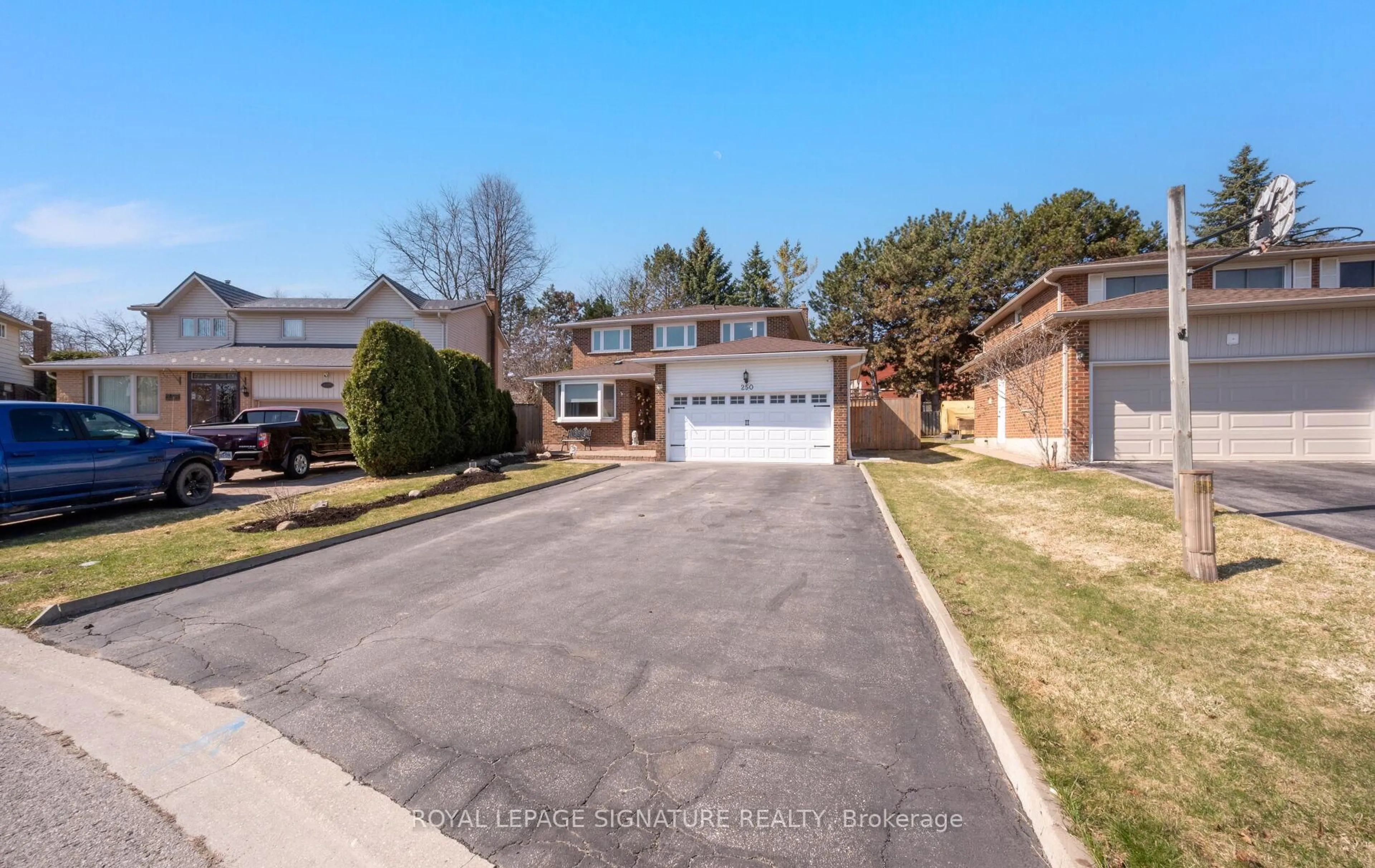 A pic from outside/outdoor area/front of a property/back of a property/a pic from drone, street for 250 Plymouth Tr, Newmarket Ontario L3Y 6G7