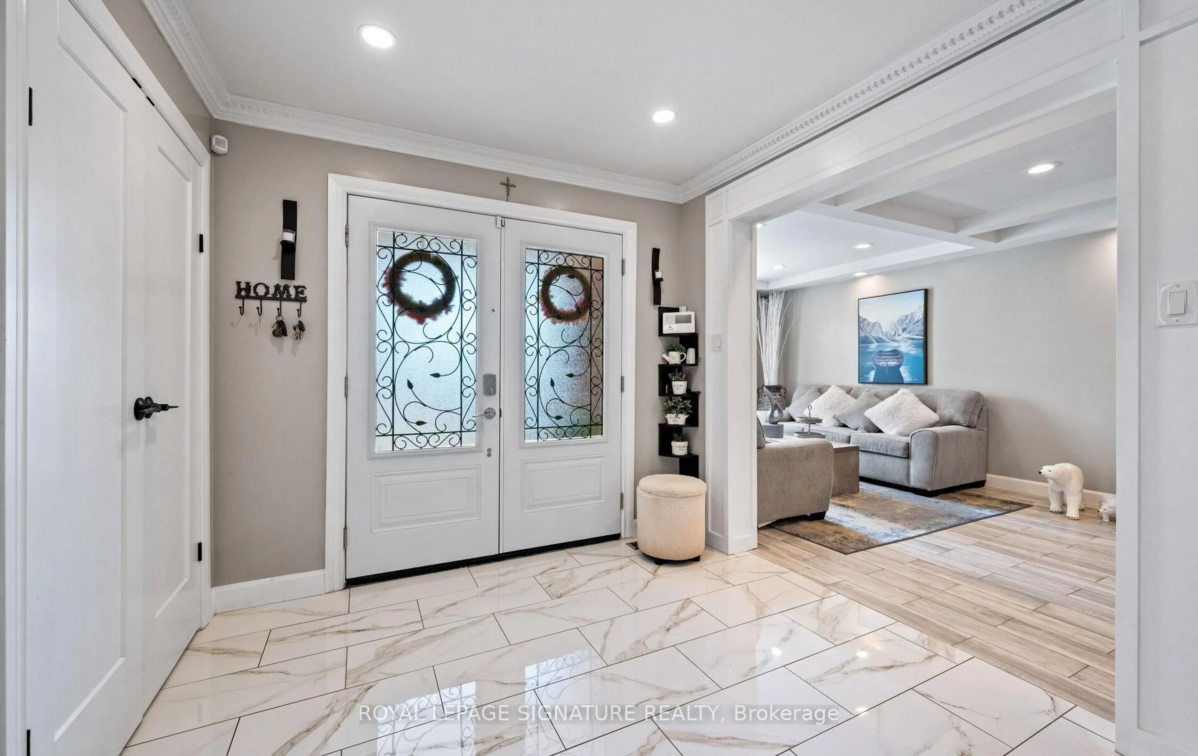 Indoor entryway for 250 Plymouth Tr, Newmarket Ontario L3Y 6G7
