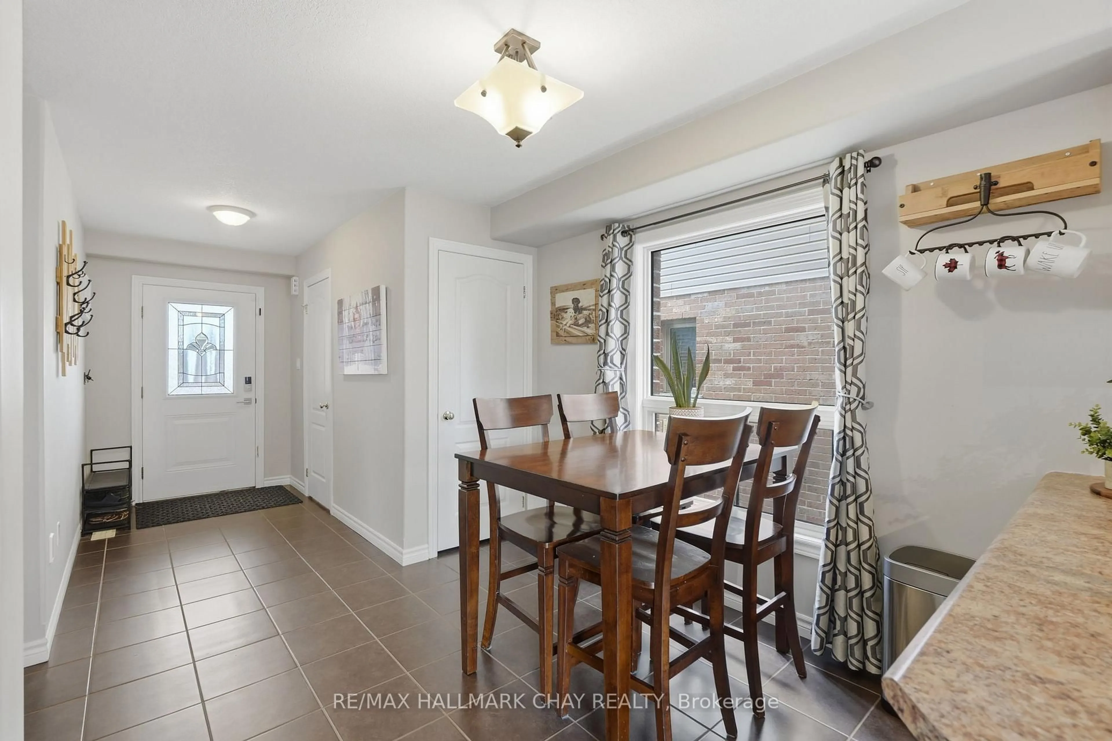 Dining room, ceramic/tile floor for 36 Quigley St, Essa Ontario L3W 0P3