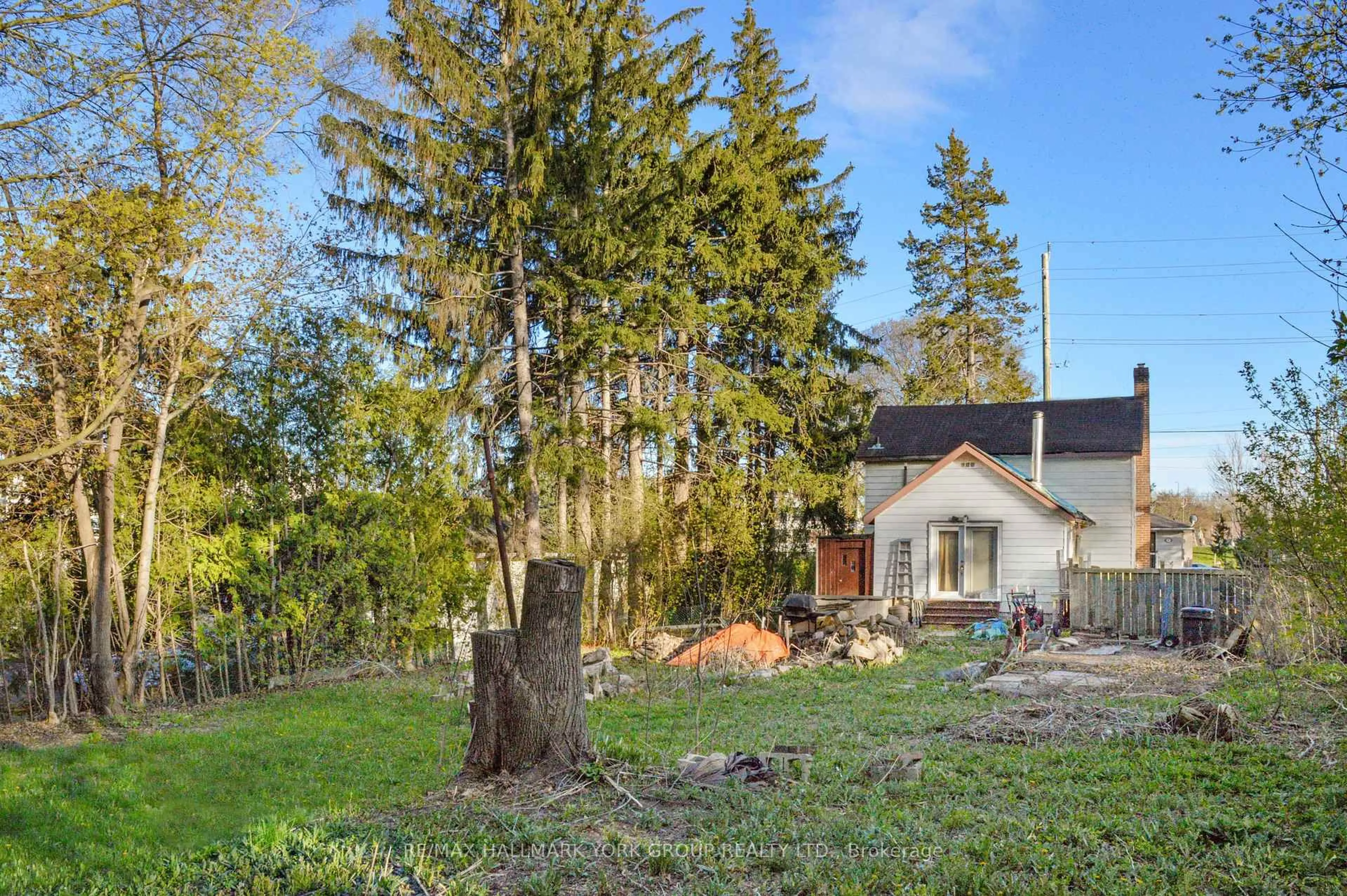 A pic from outside/outdoor area/front of a property/back of a property/a pic from drone, forest/trees view for 148 Centre St, Aurora Ontario L4G 1K1