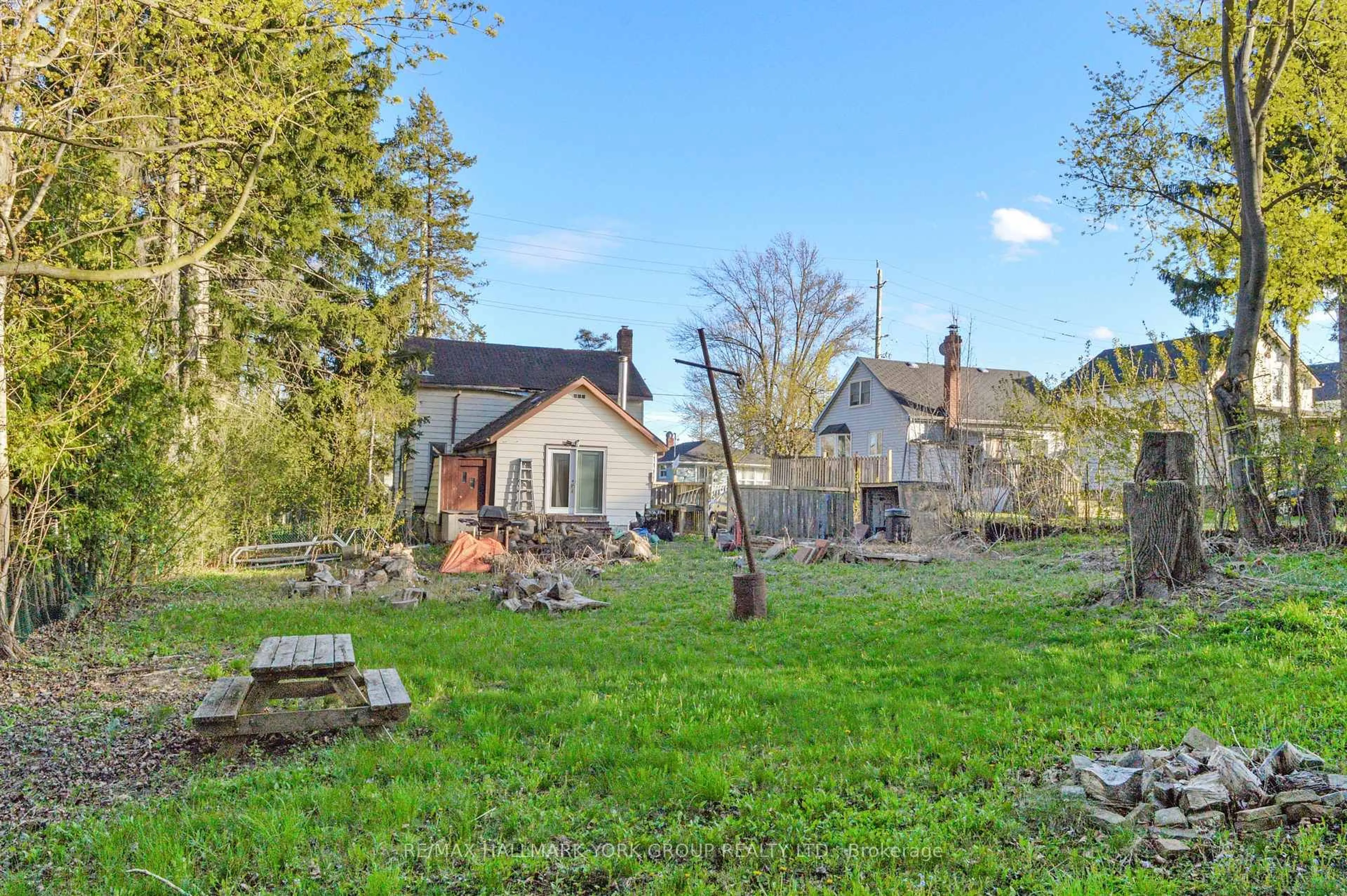 A pic from outside/outdoor area/front of a property/back of a property/a pic from drone, street for 148 Centre St, Aurora Ontario L4G 1K1