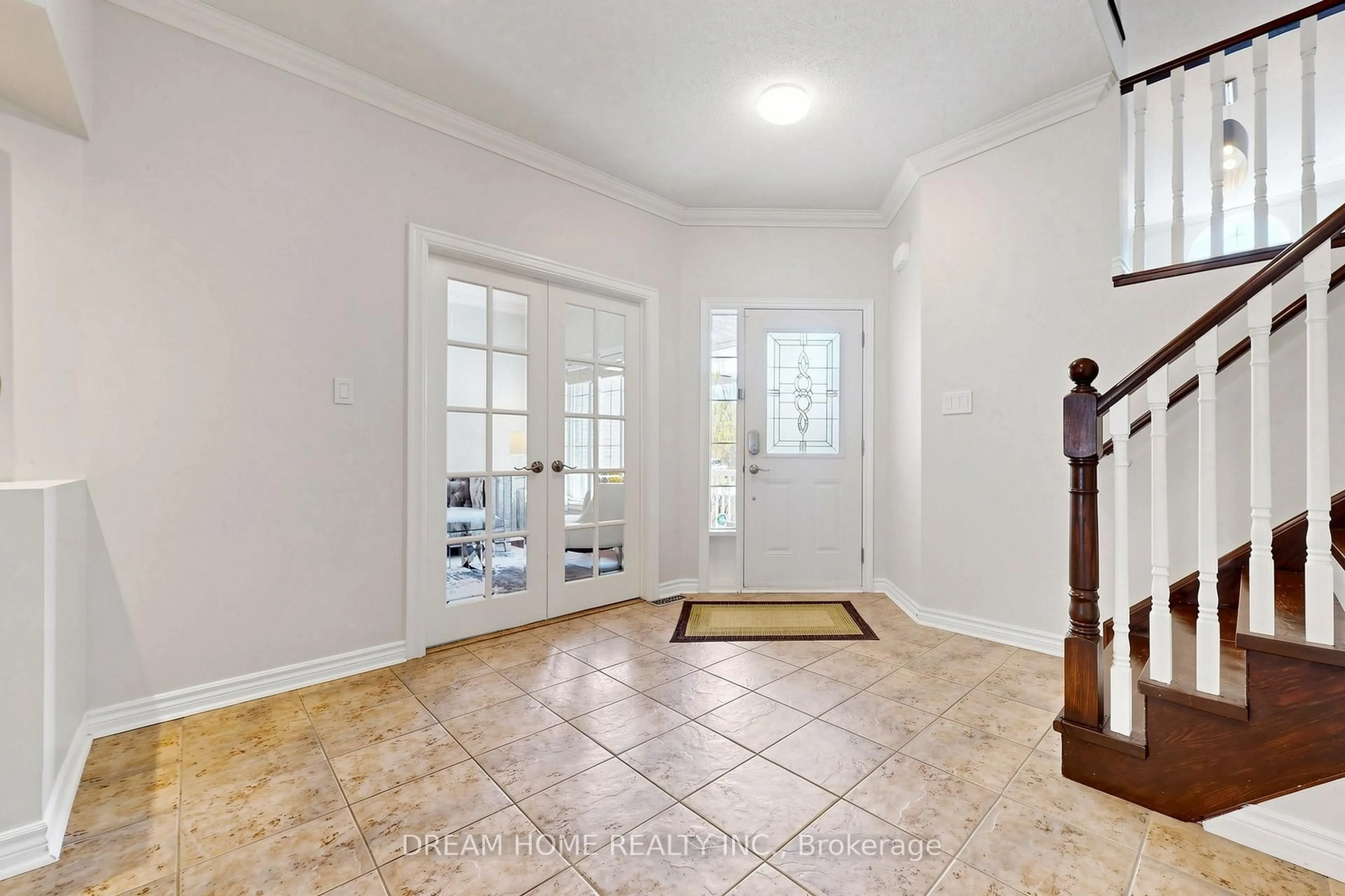 Indoor entryway for 1342 Corm St, Innisfil Ontario L9S 0B2