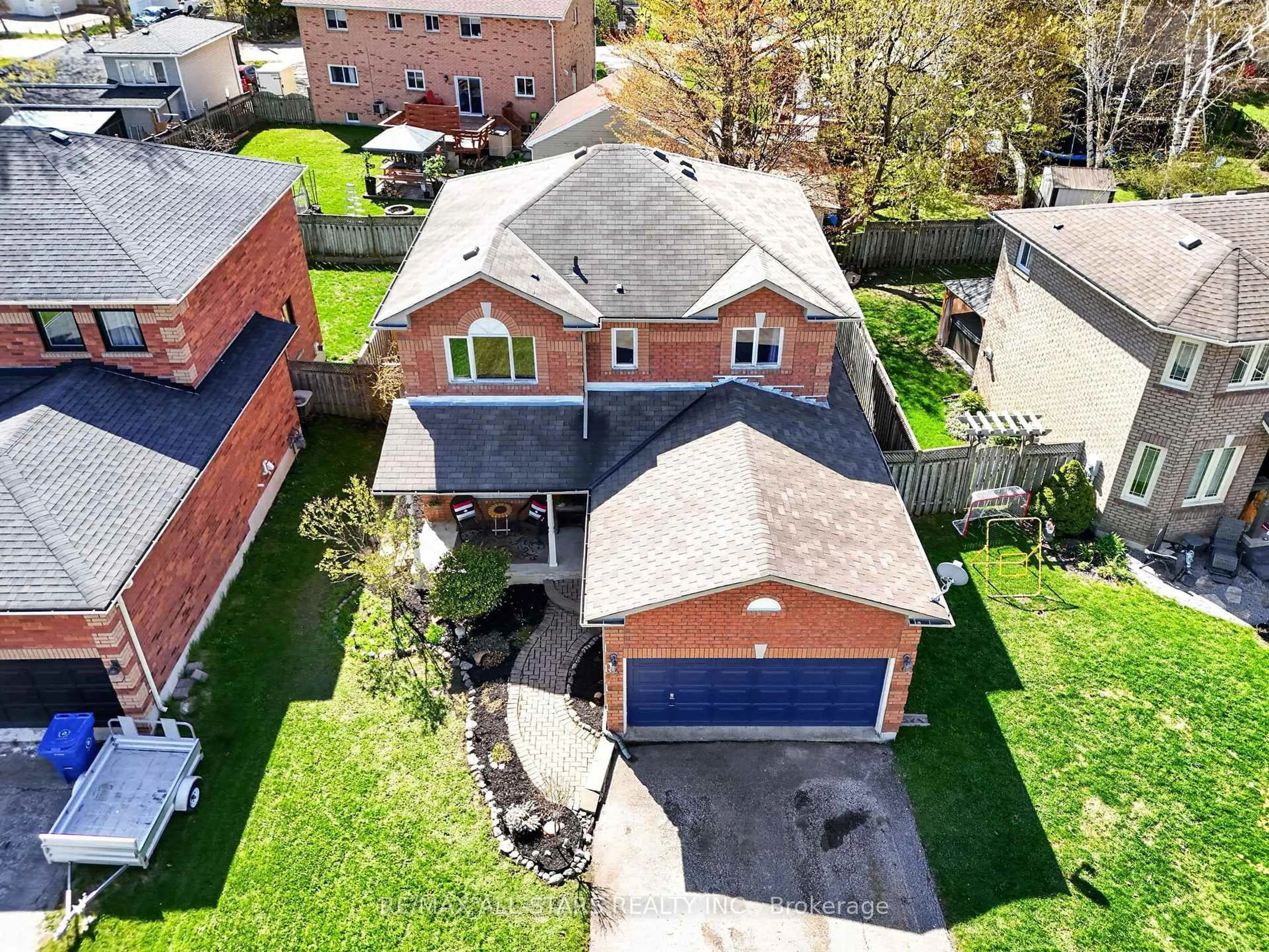 A pic from outside/outdoor area/front of a property/back of a property/a pic from drone, street for 17 Margaret Pl, Georgina Ontario L4P 3X2
