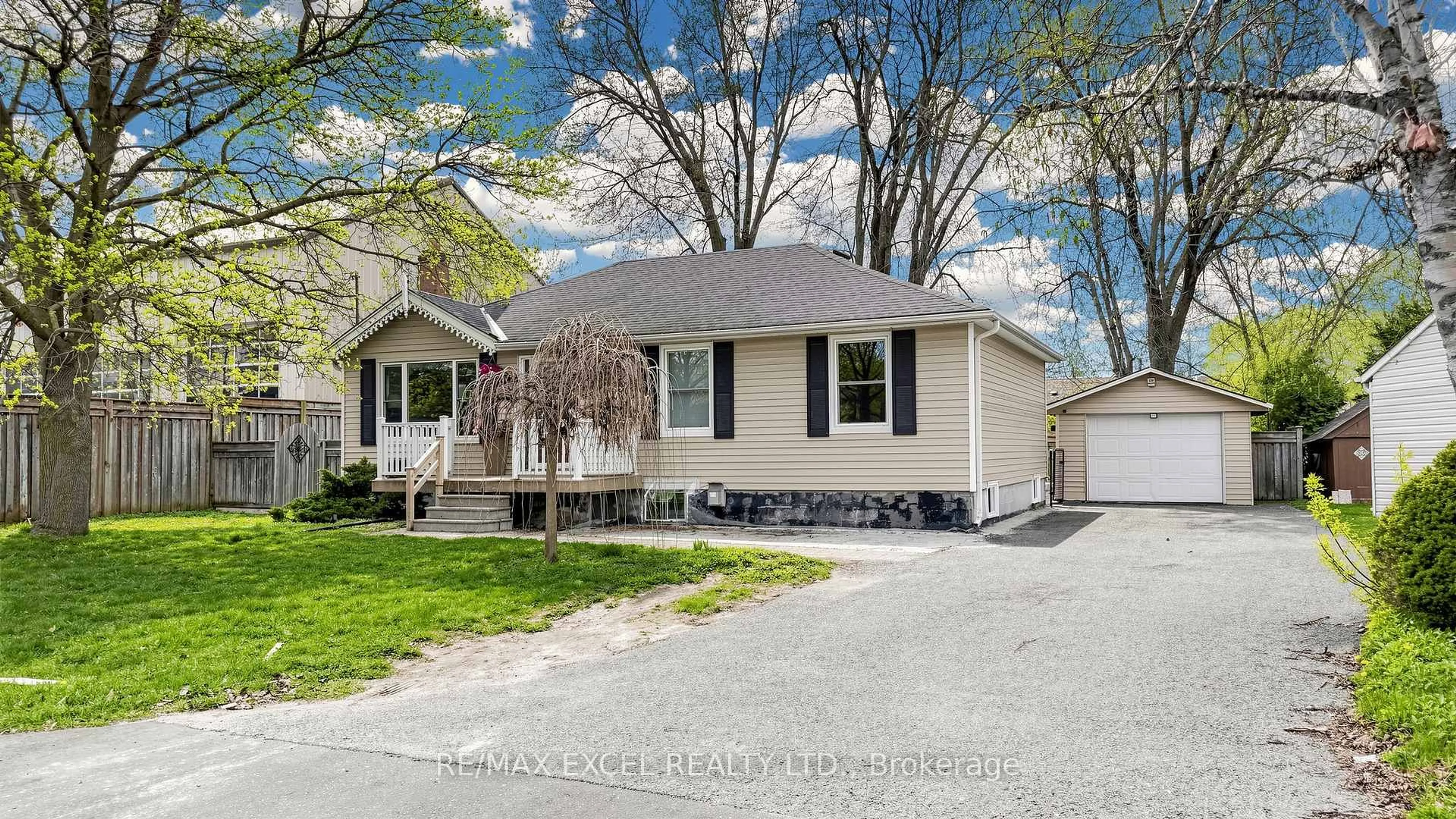 Home with vinyl exterior material, street for 2 Hughes St, Richmond Hill Ontario L4E 2V9