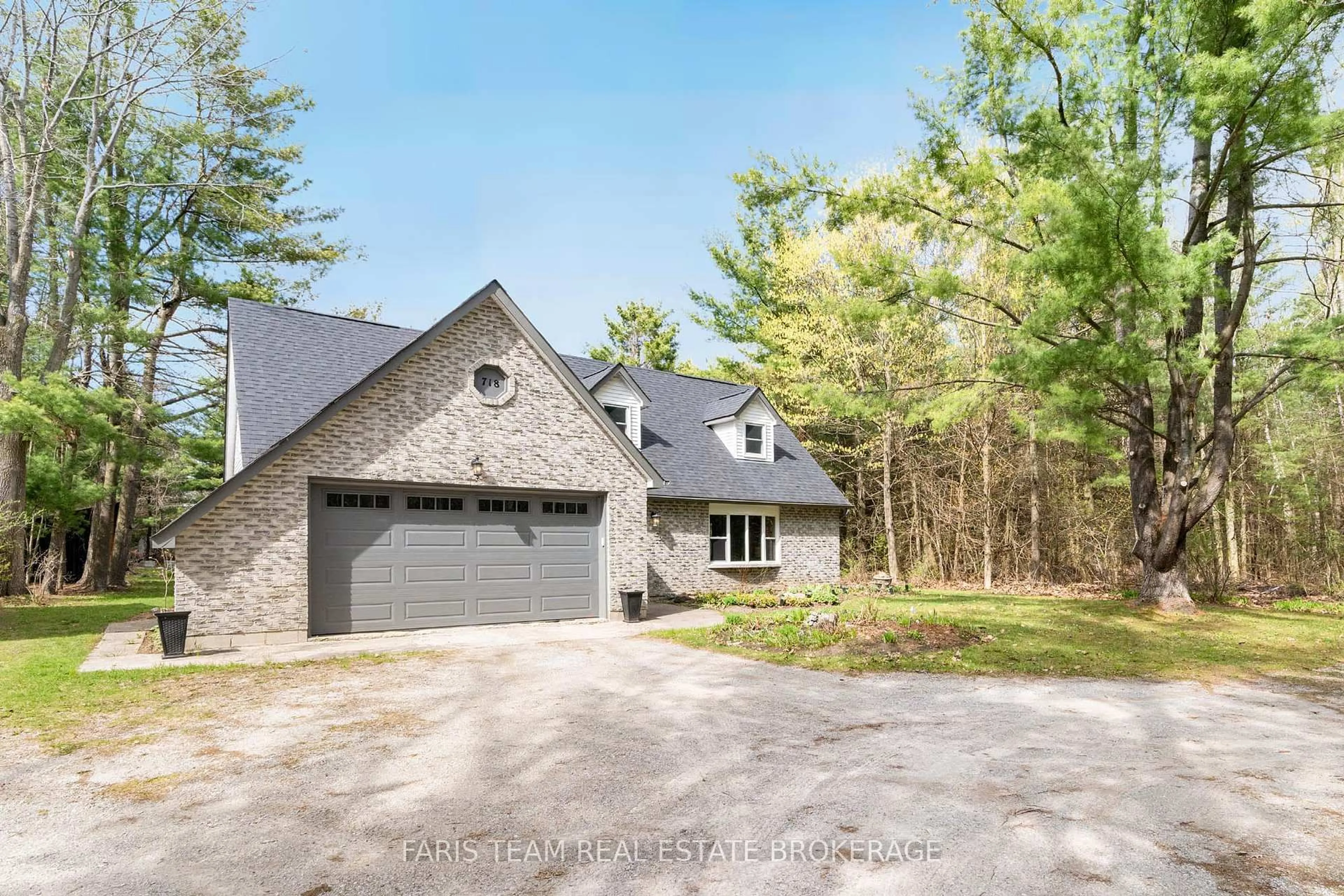 A pic from outside/outdoor area/front of a property/back of a property/a pic from drone, street for 718 Henderson Dr, Innisfil Ontario L9S 2J8