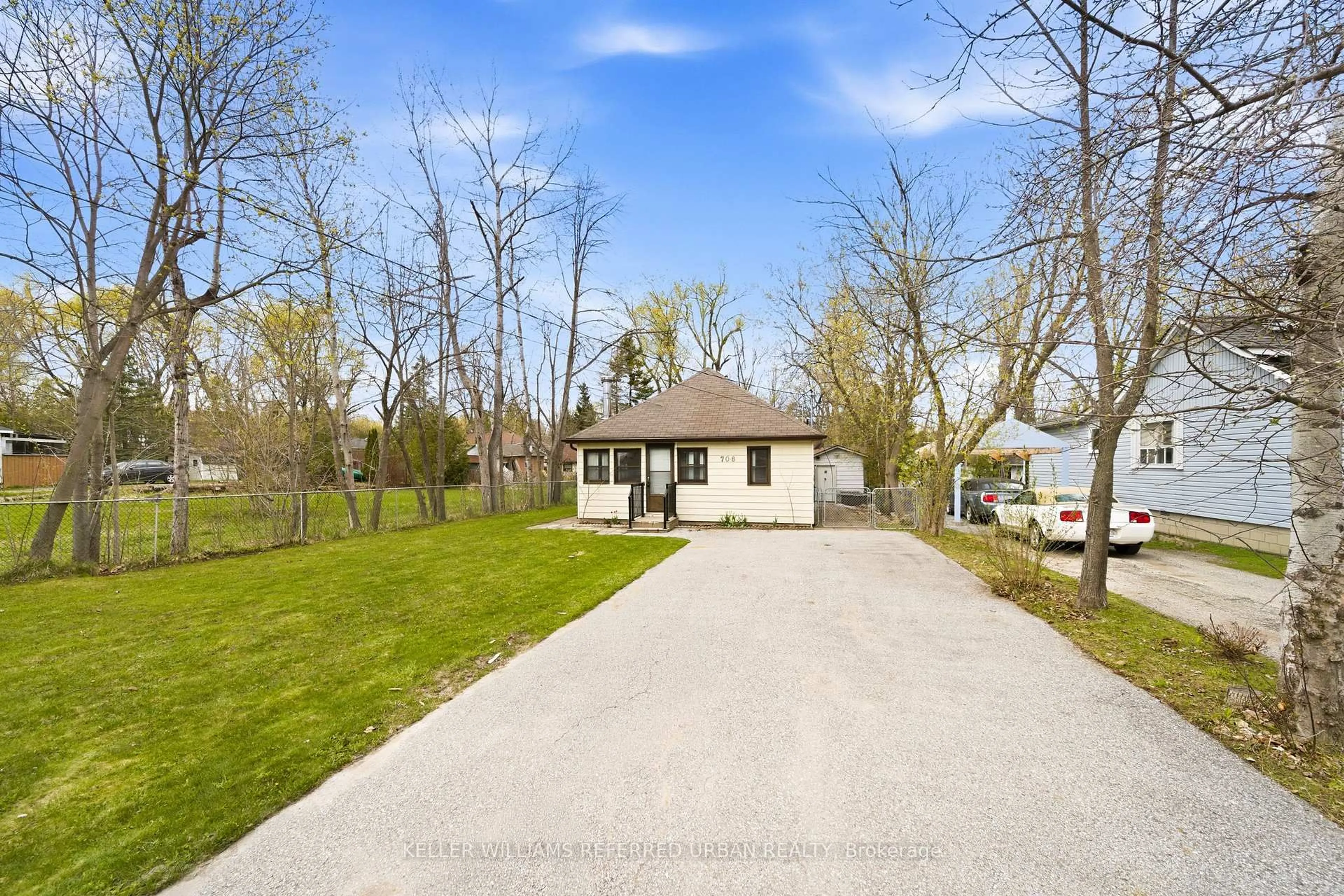 A pic from outside/outdoor area/front of a property/back of a property/a pic from drone, street for 706 Chestnut St, Innisfil Ontario L9S 2H8