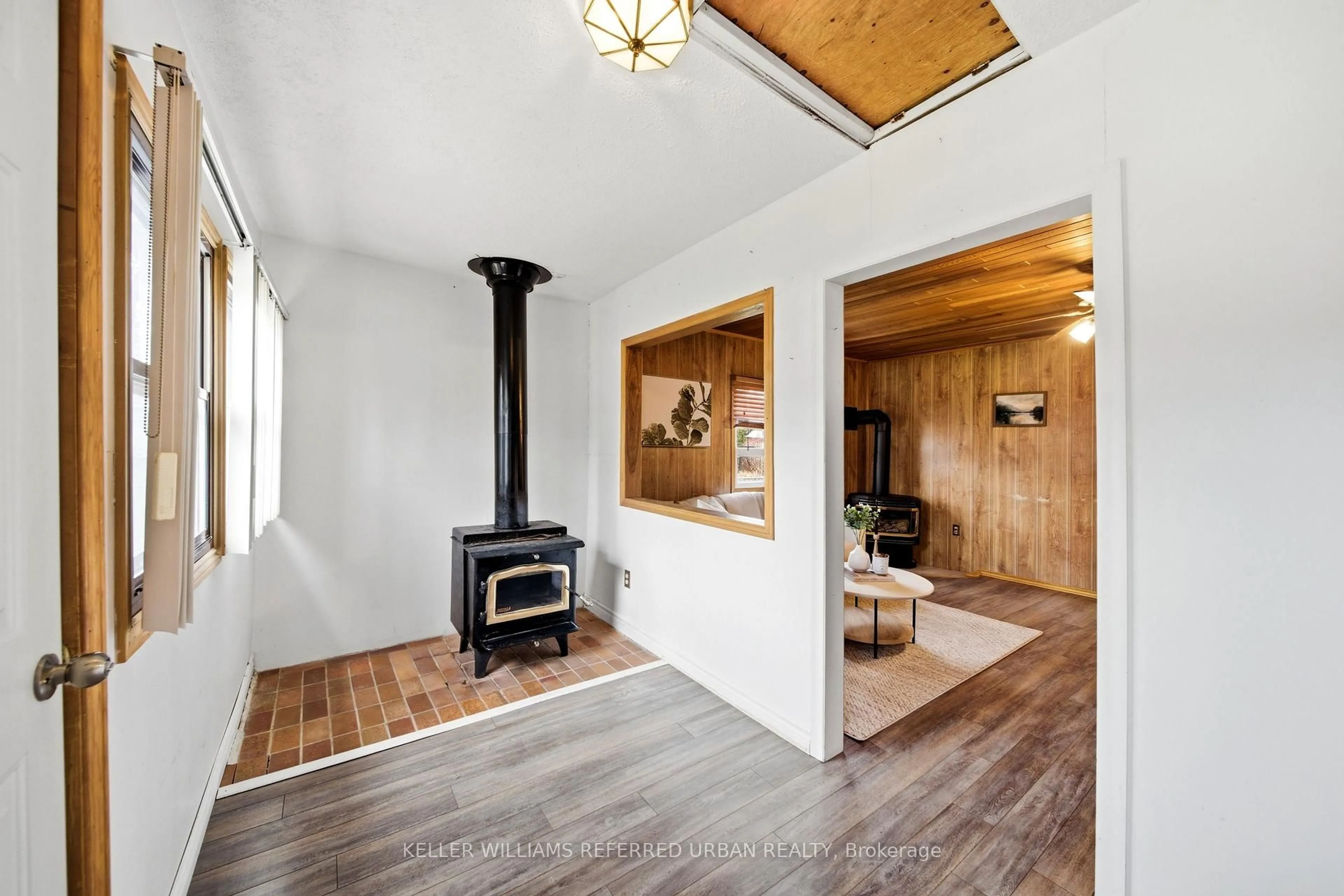 Indoor entryway for 706 Chestnut St, Innisfil Ontario L9S 2H8